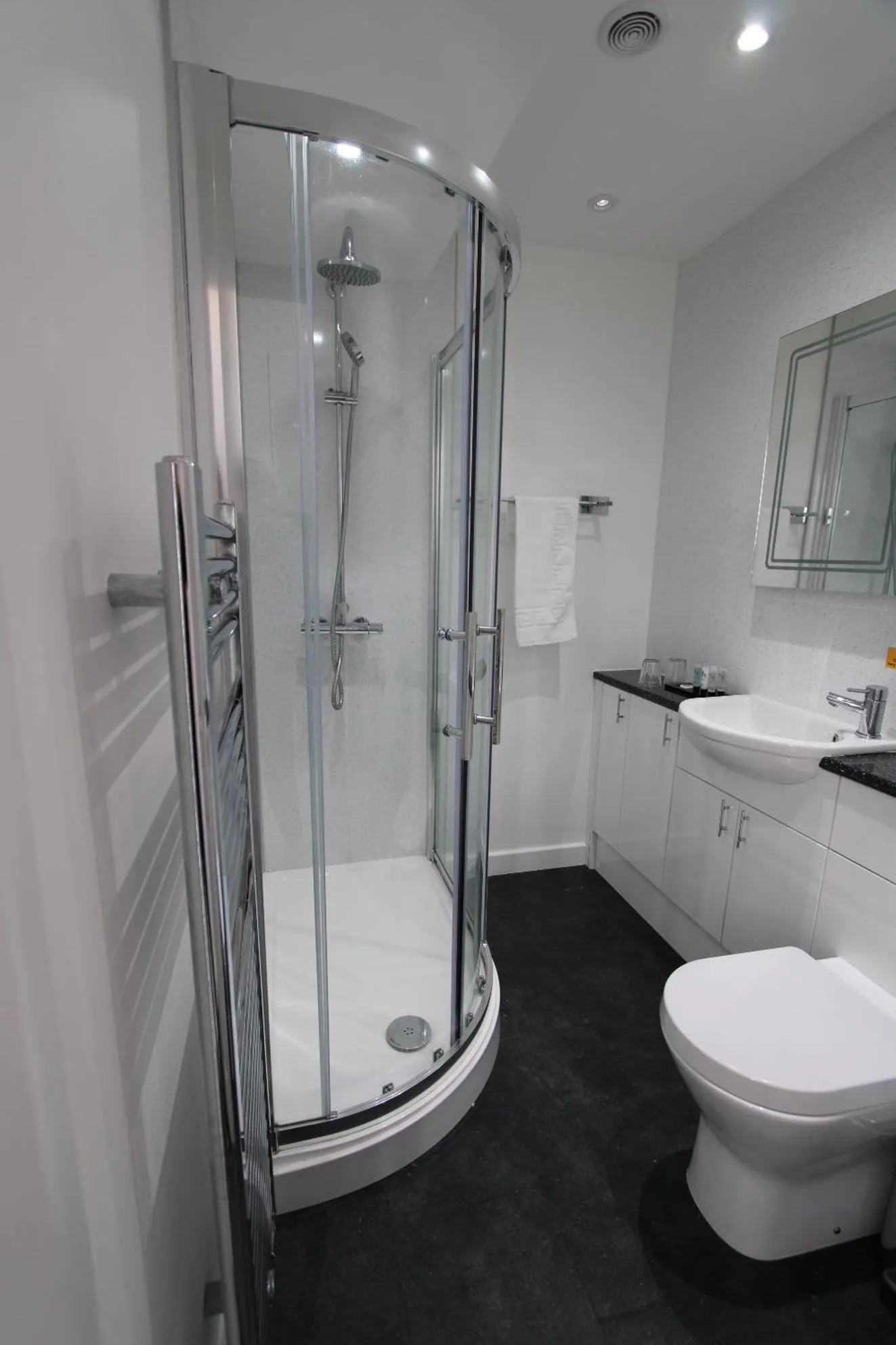 Rose and Crown Hotel & Hope and Anchor Bar