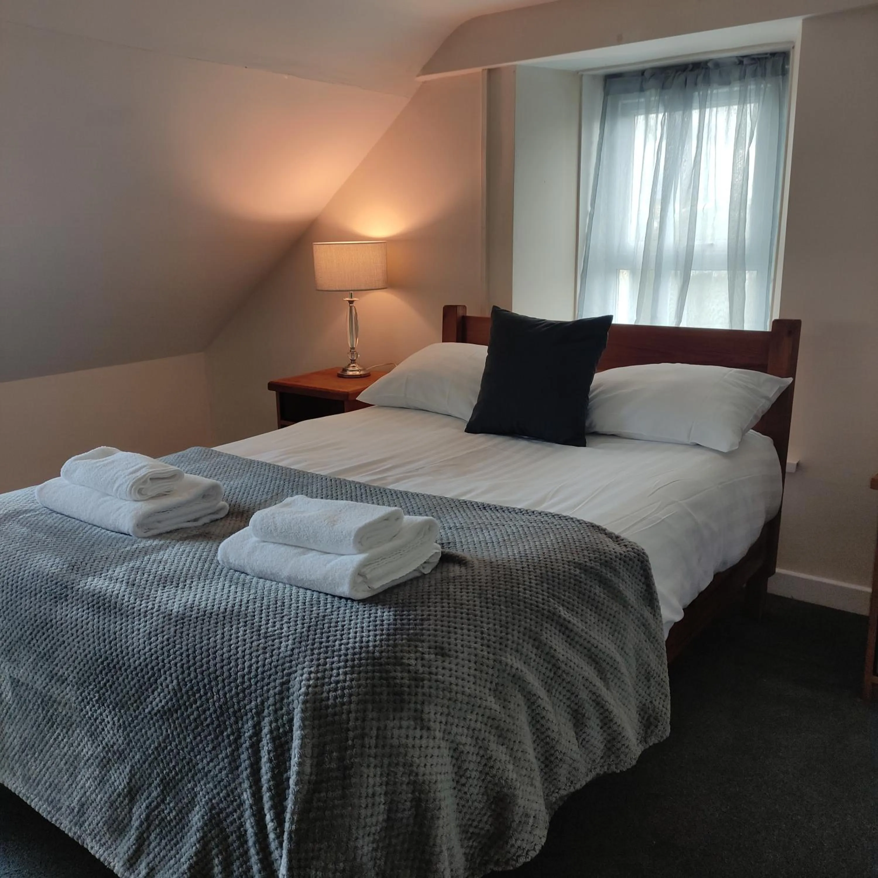 Bed in Rose and Crown Hotel & Hope and Anchor Bar