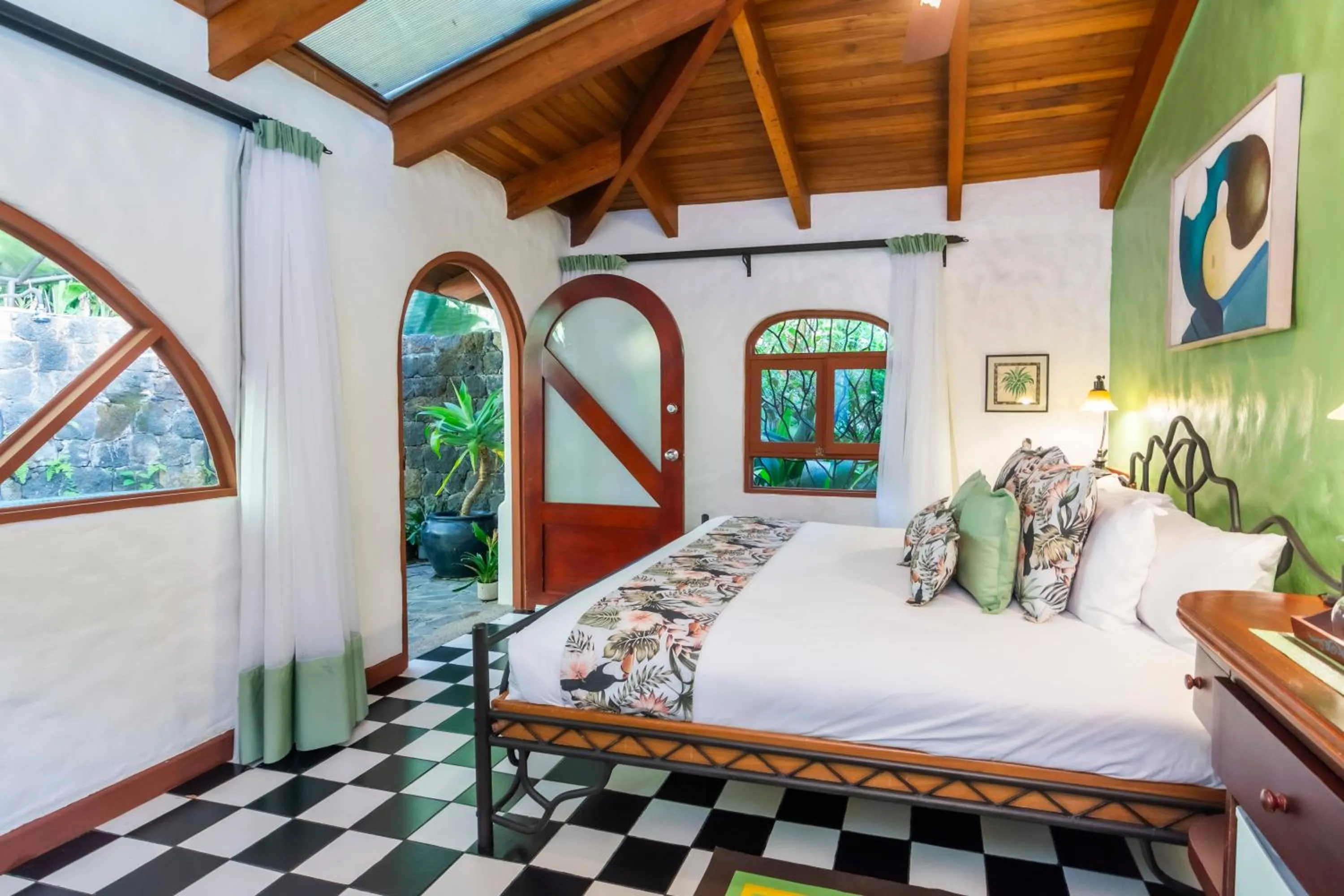 Bed in Finca Rosa Blanca Coffee Farm and Inn