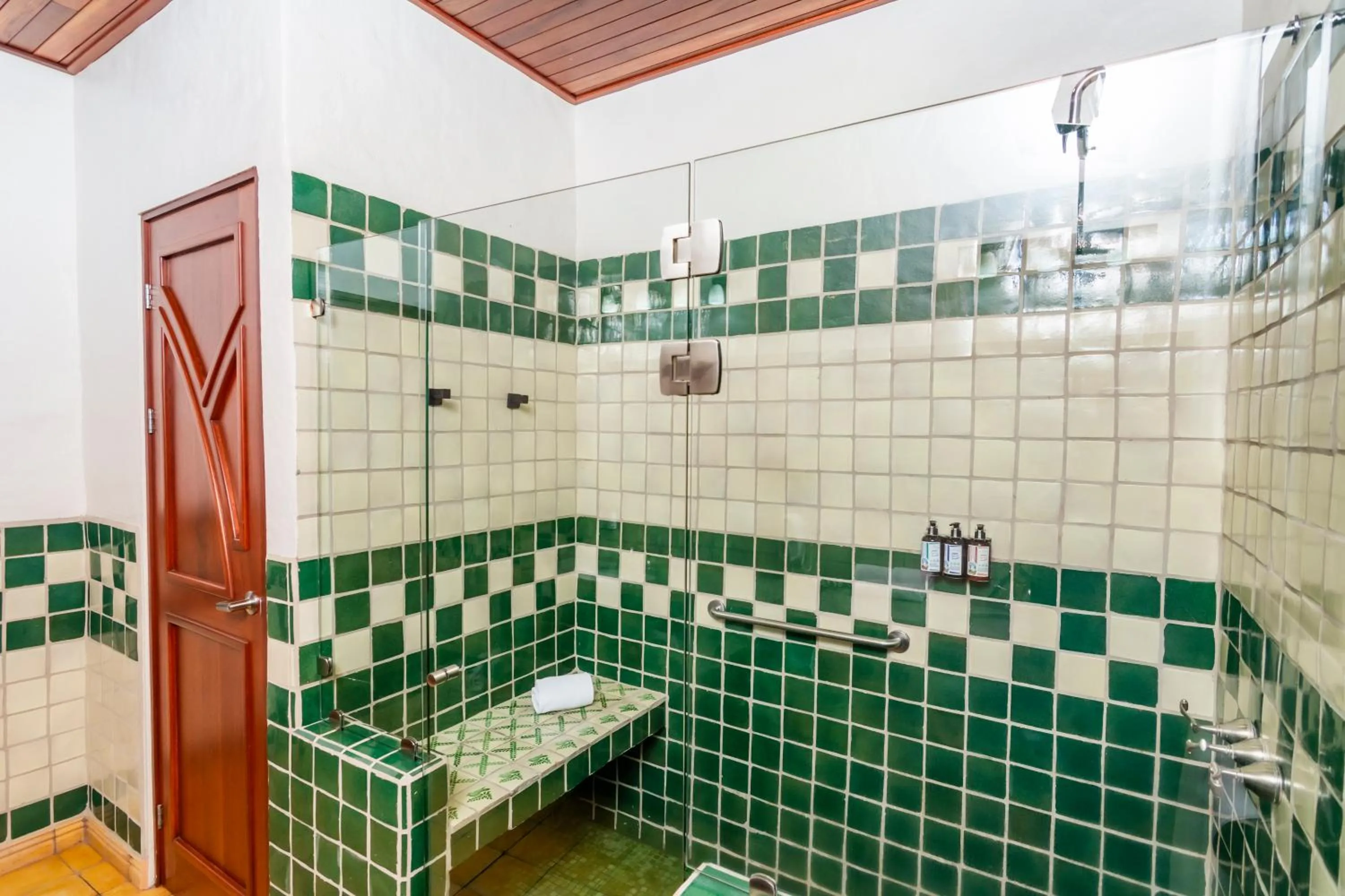 Shower in Finca Rosa Blanca Coffee Farm and Inn