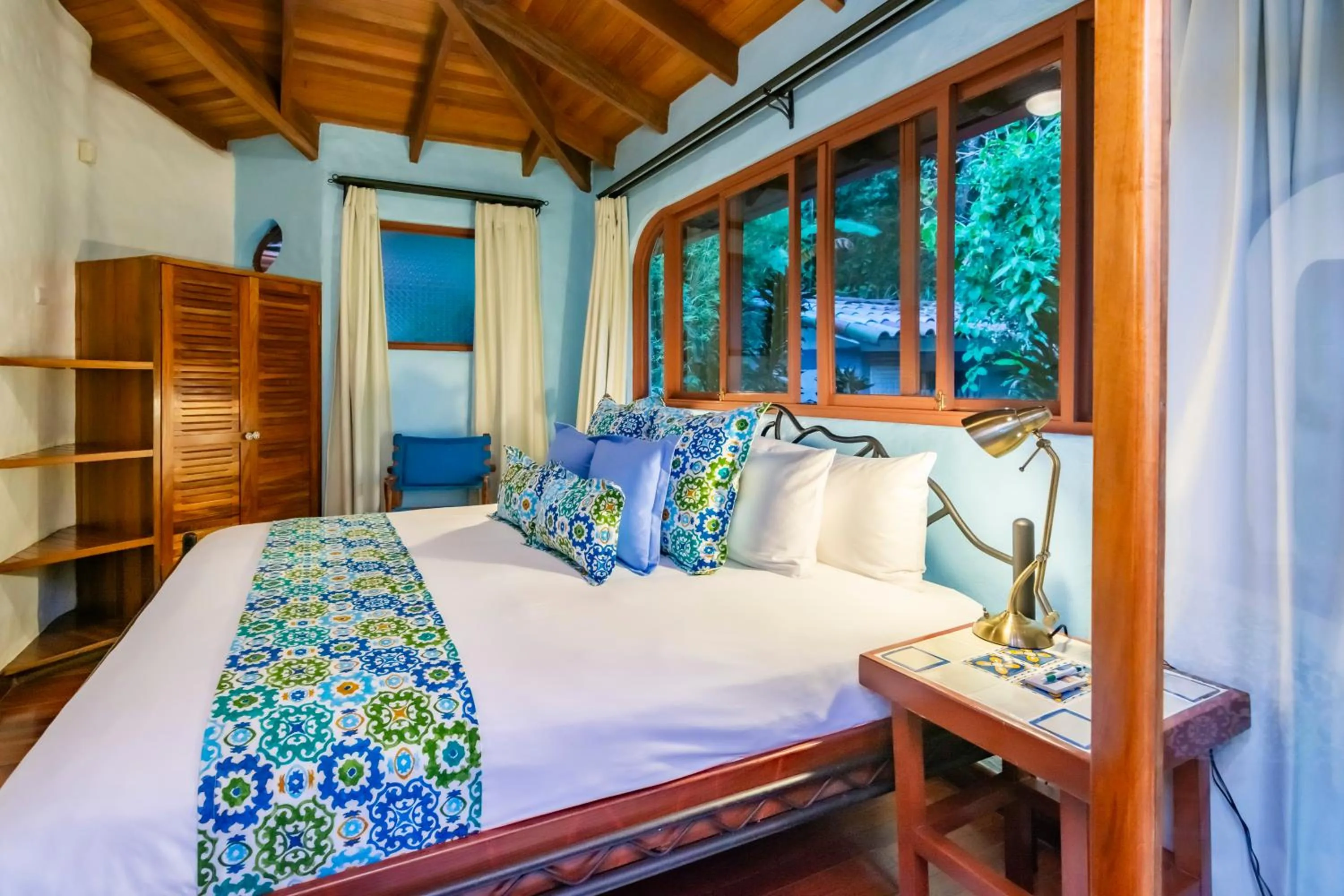 Bed in Finca Rosa Blanca Coffee Farm and Inn