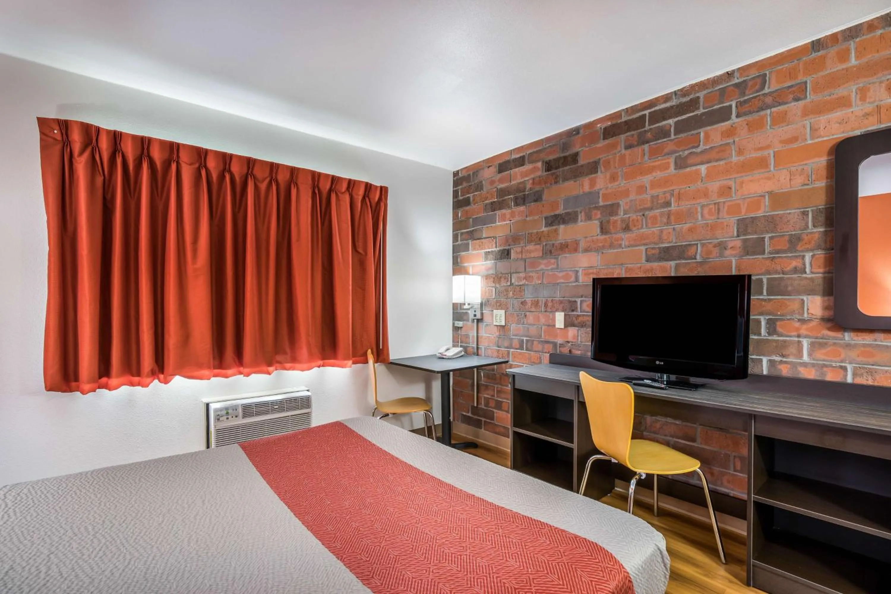 Bedroom, Bed in Motel 6-Madison, WI - East