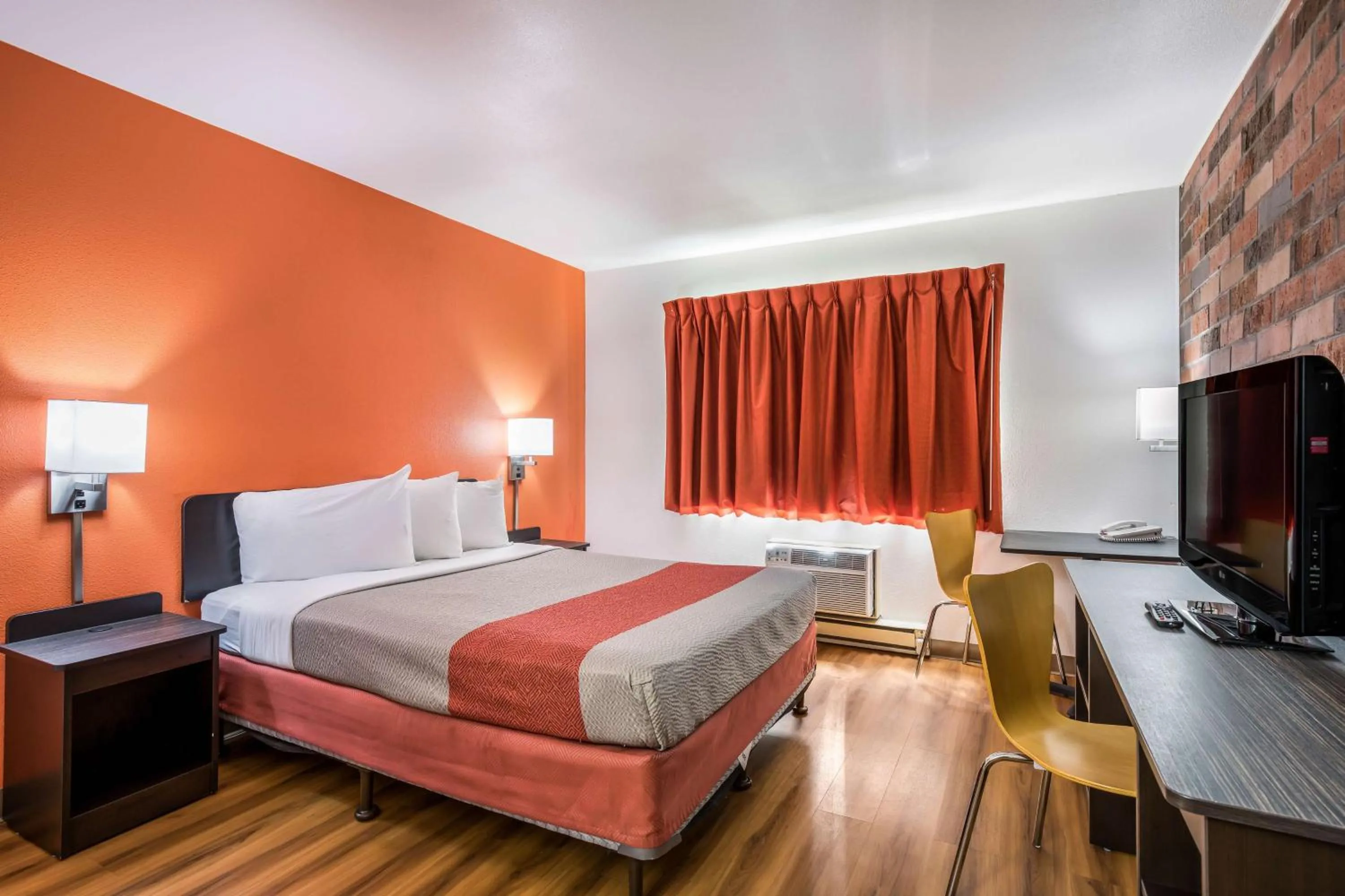 Bedroom, Bed in Motel 6-Madison, WI - East