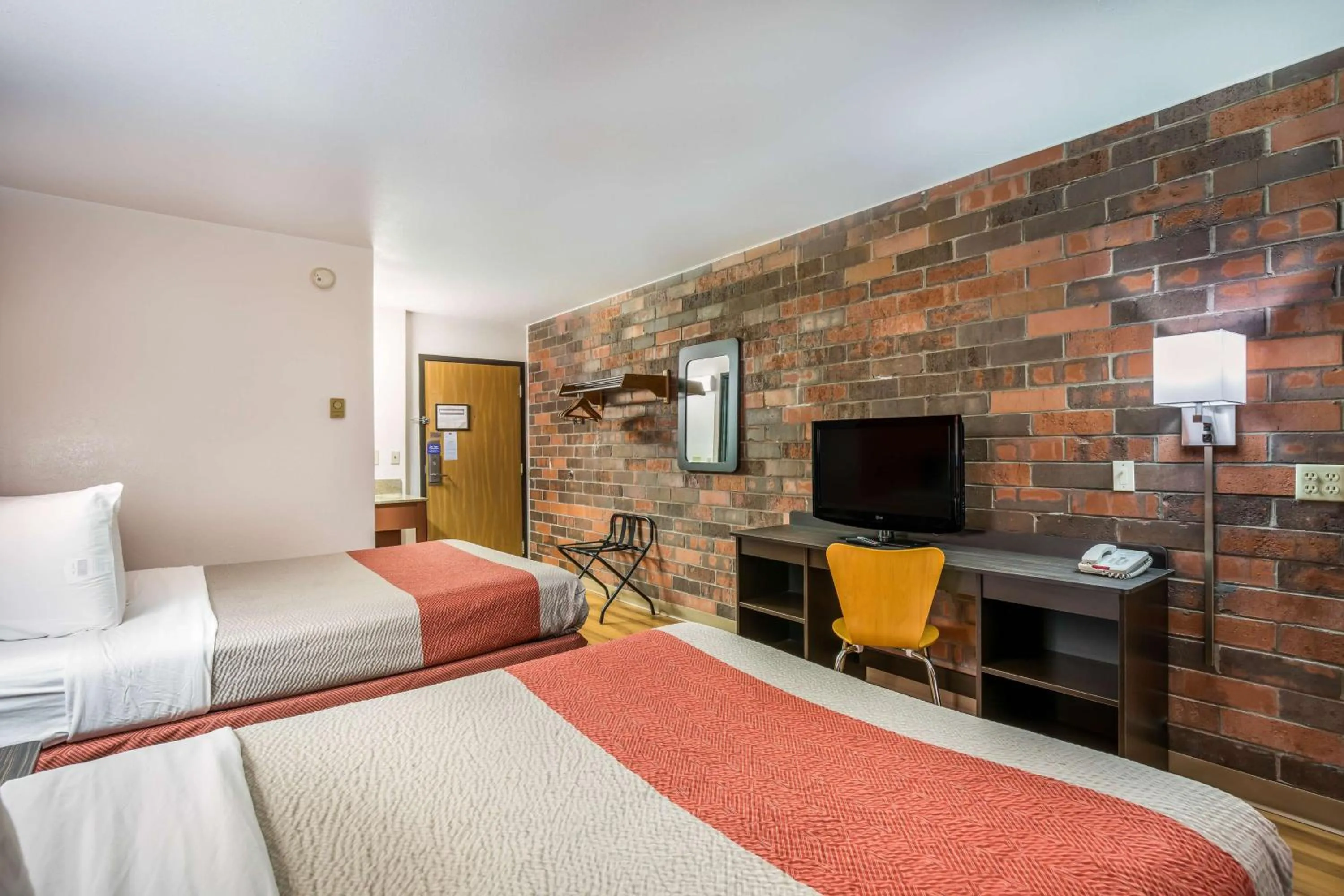 Bedroom, Bed in Motel 6-Madison, WI - East