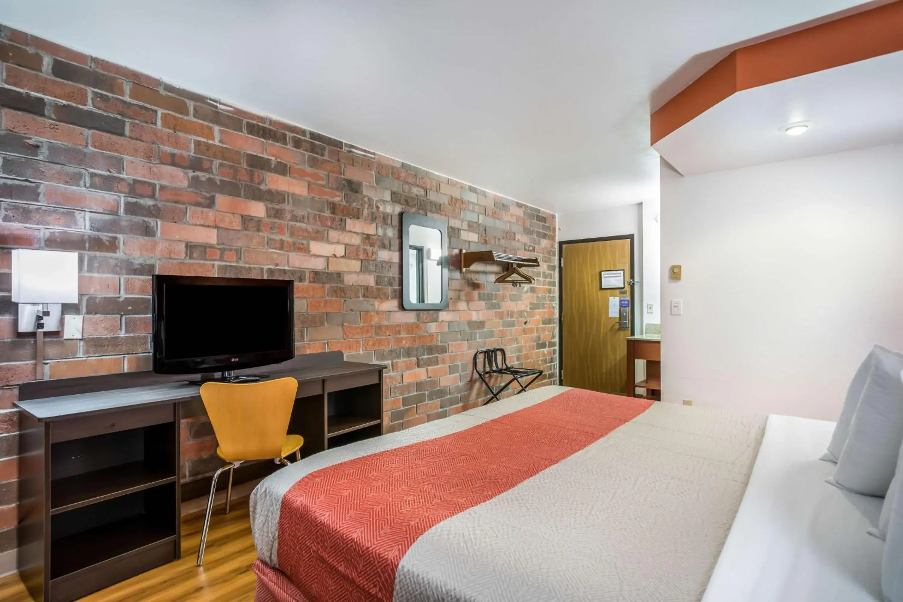 Deluxe King Room - Non-Smoking in Motel 6-Madison, WI - East Deluxe King Room - Non-Smoking in Motel 6-Madison, WI - East