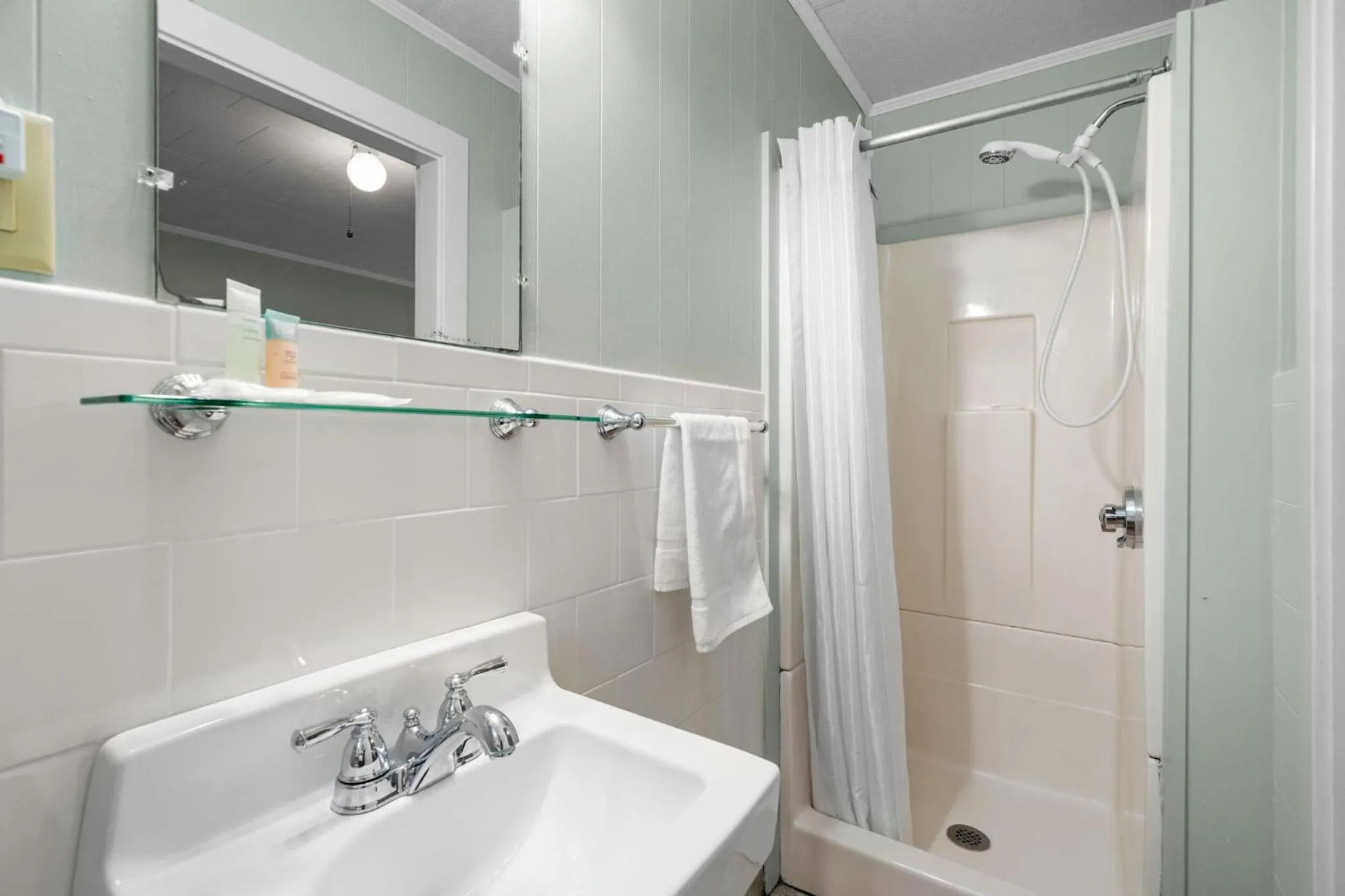 Bathroom in Echo Motel