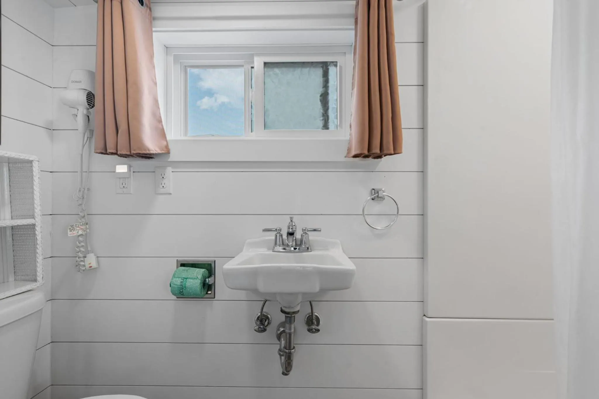 Bathroom in Echo Motel