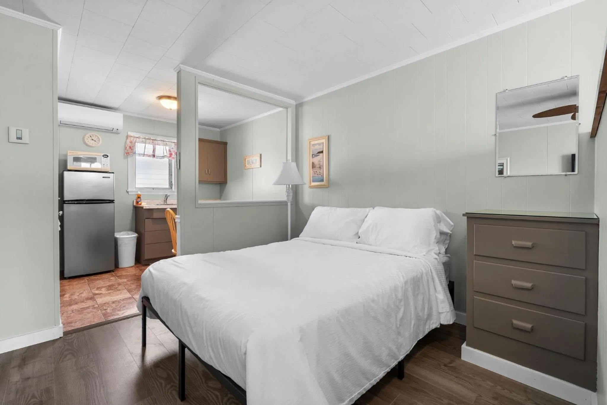 Kitchen or kitchenette, Bed in Echo Motel