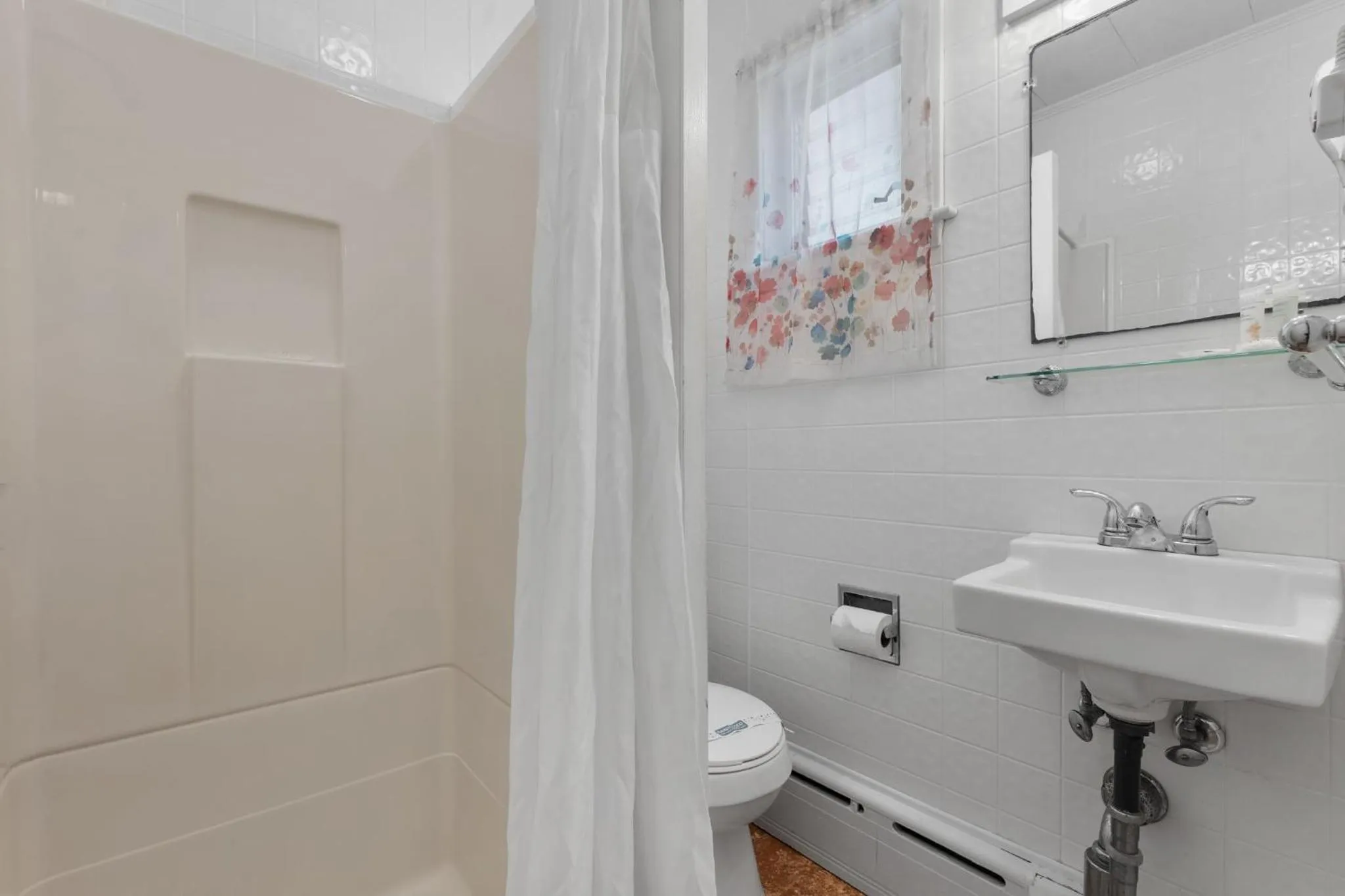 Bathroom in Echo Motel