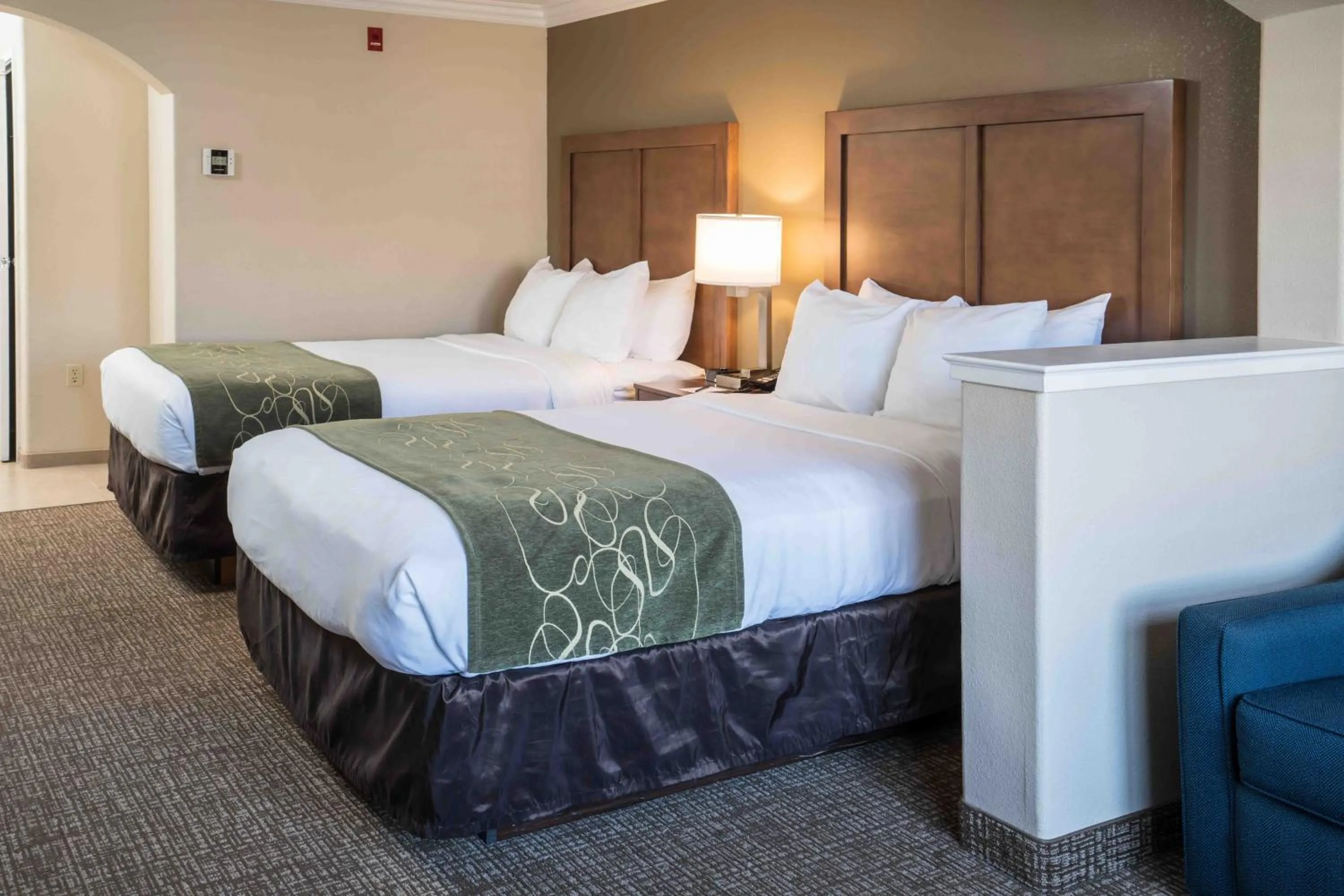 Bedroom, Bed in Comfort Suites Fresno River Park