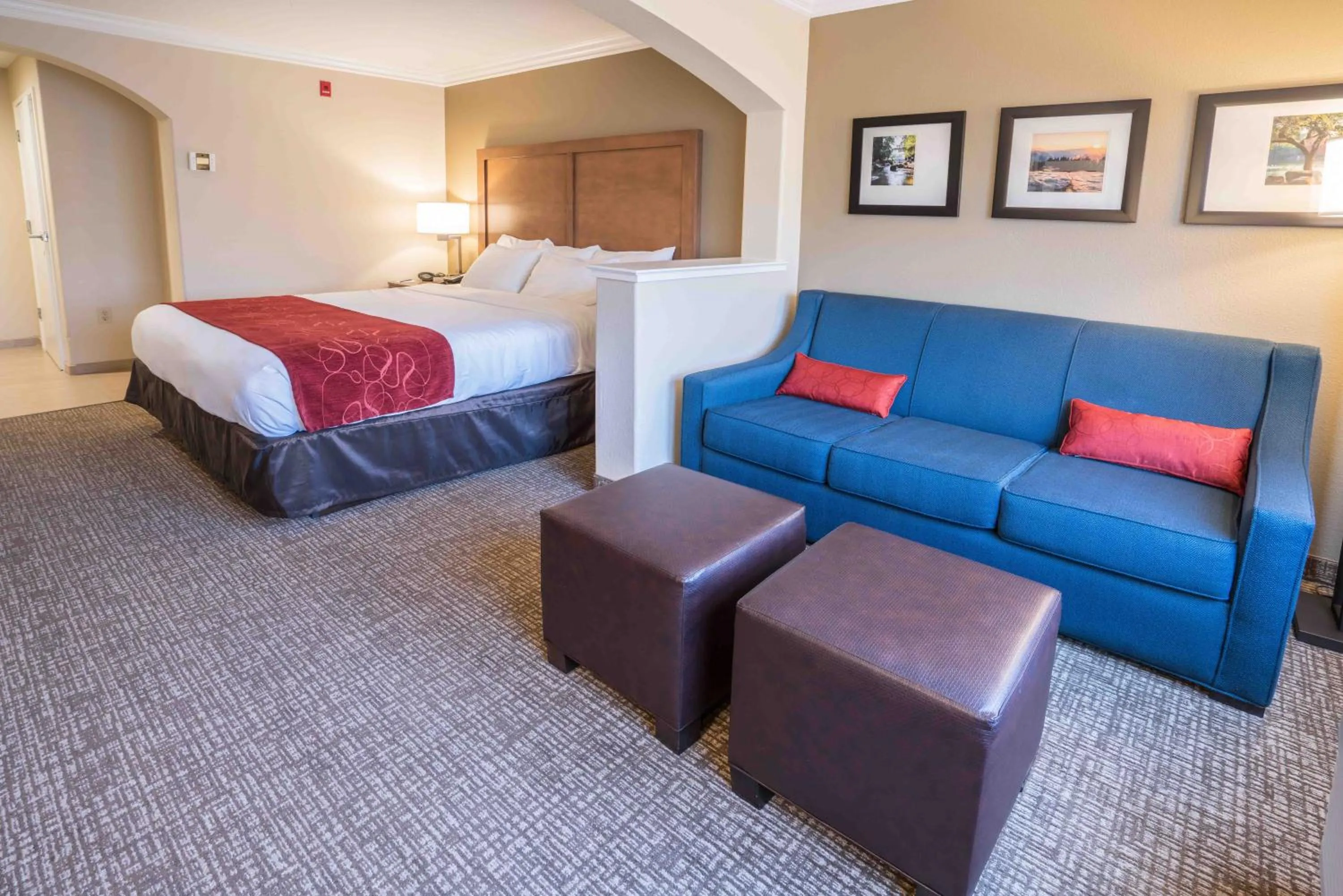 Seating area, Bed in Comfort Suites Fresno River Park