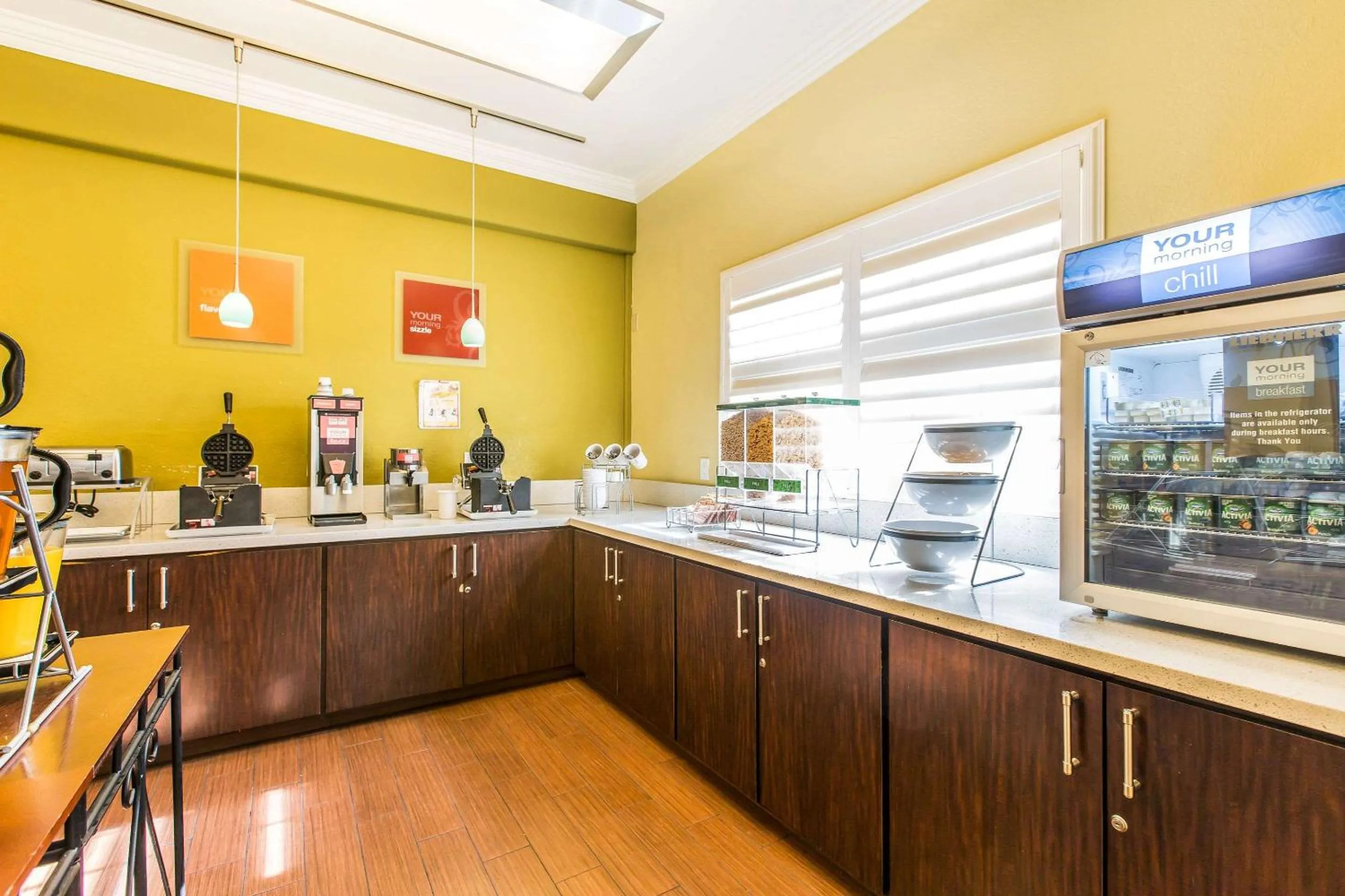 Restaurant/places to eat in Comfort Suites Fresno River Park