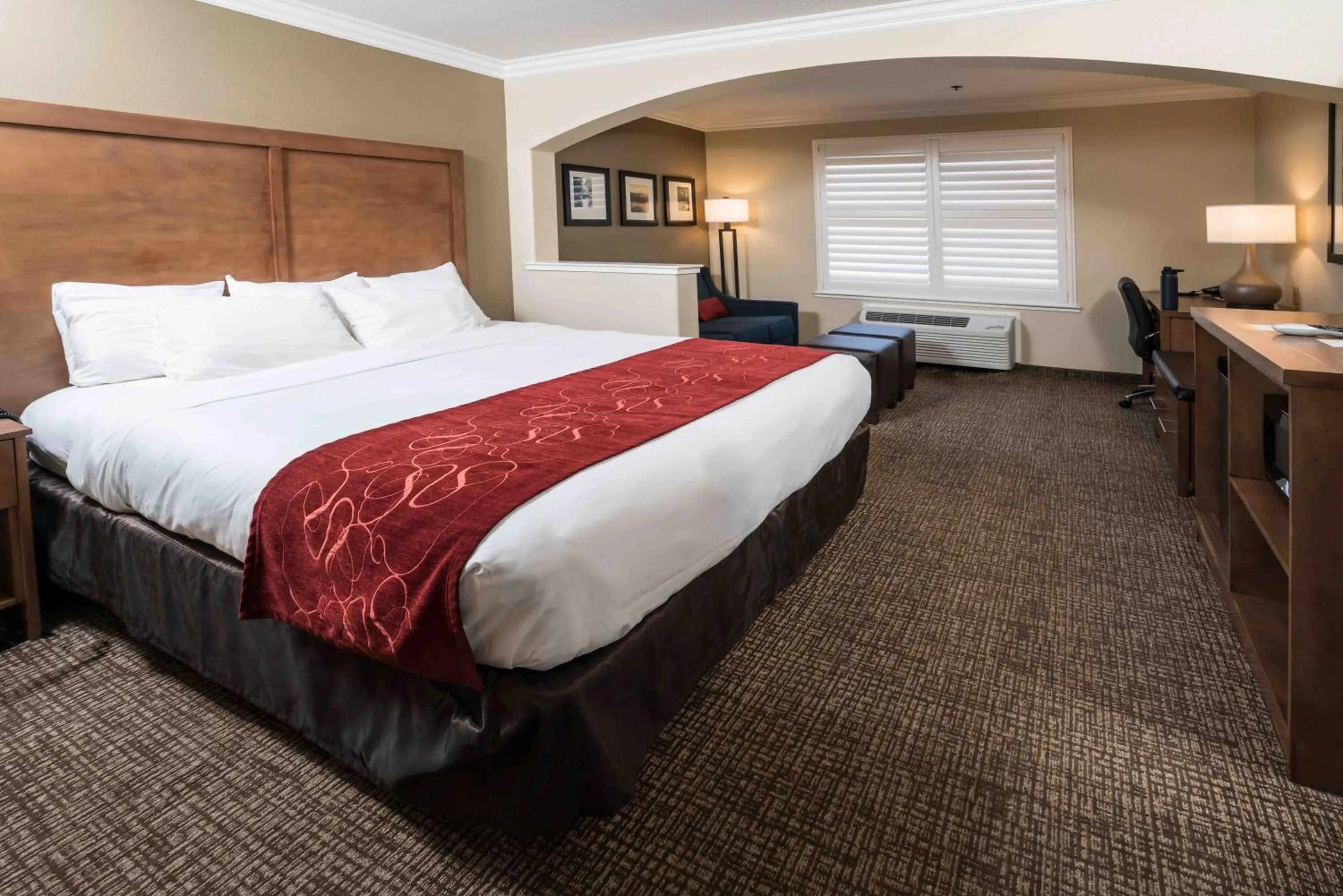 Bedroom, Bed in Comfort Suites Fresno River Park