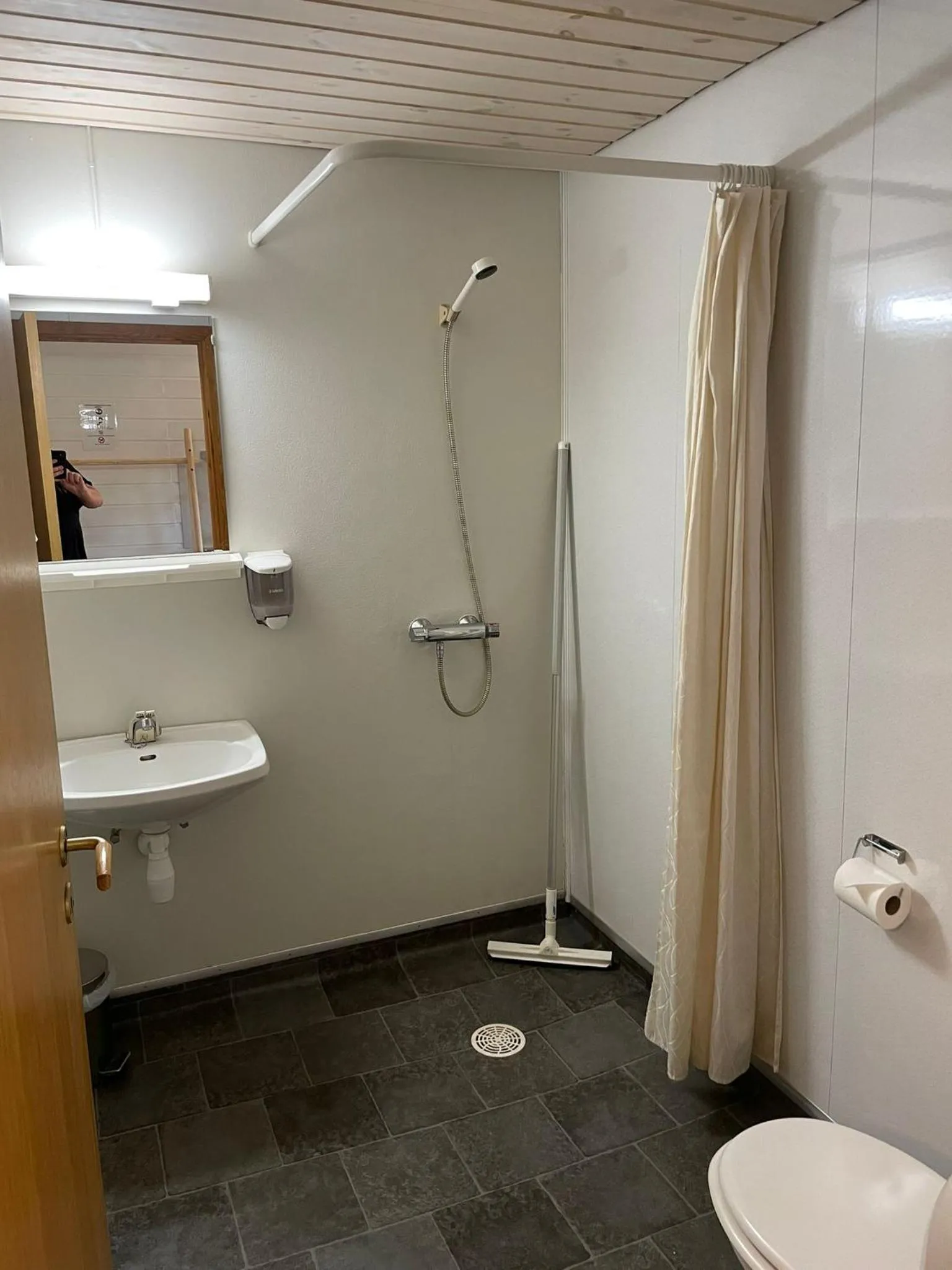 Shower in Langenuen Motel & Camping