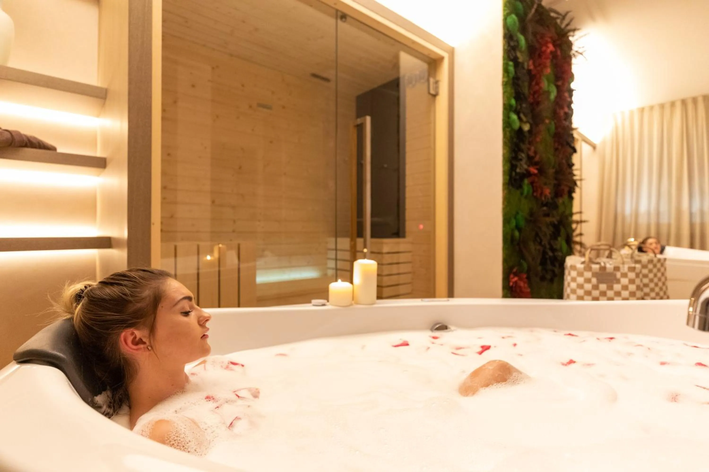 Hot Tub in San Colombano Suites