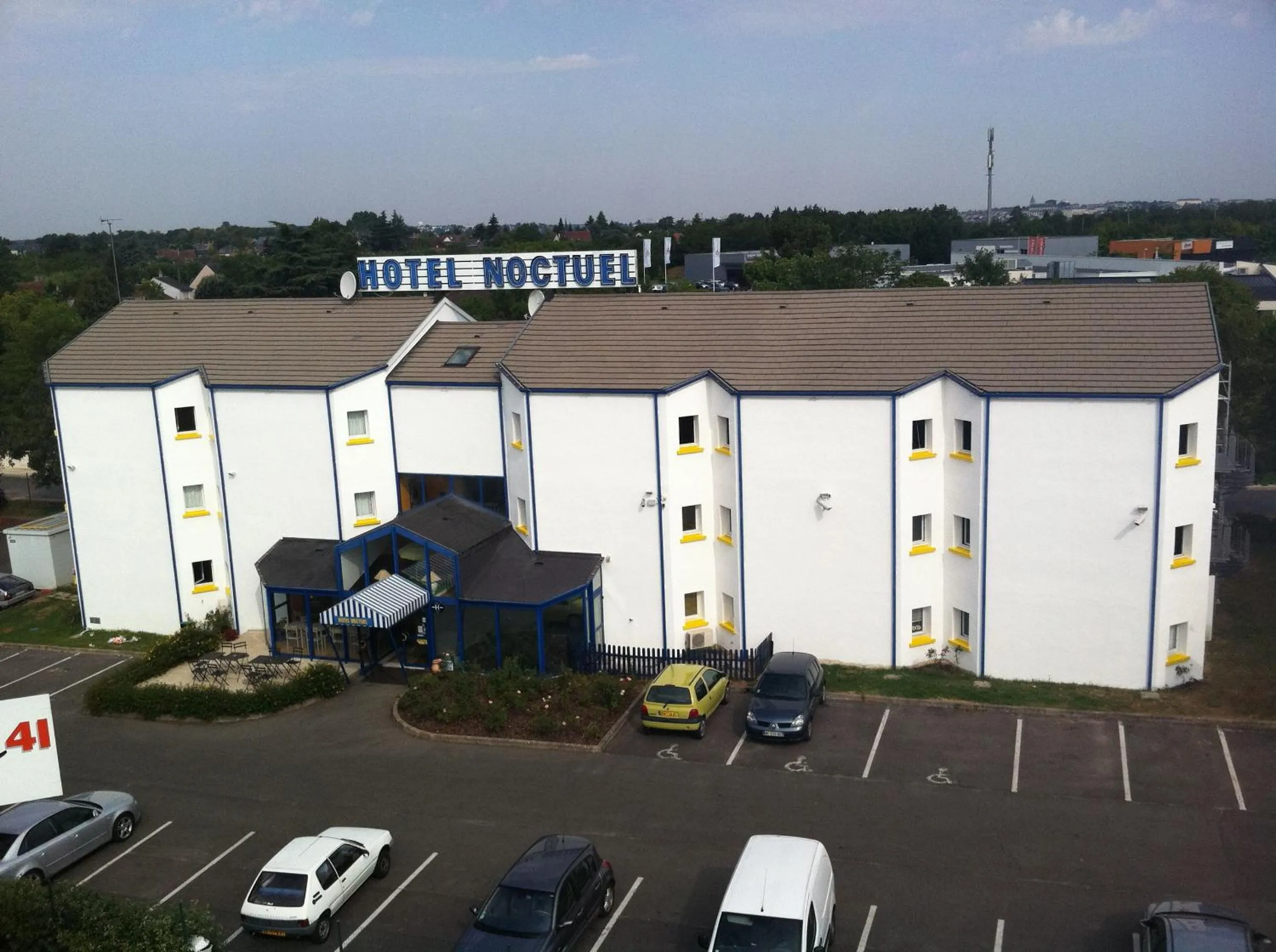 Facade/entrance in Hôtel Noctuel Blois Sud