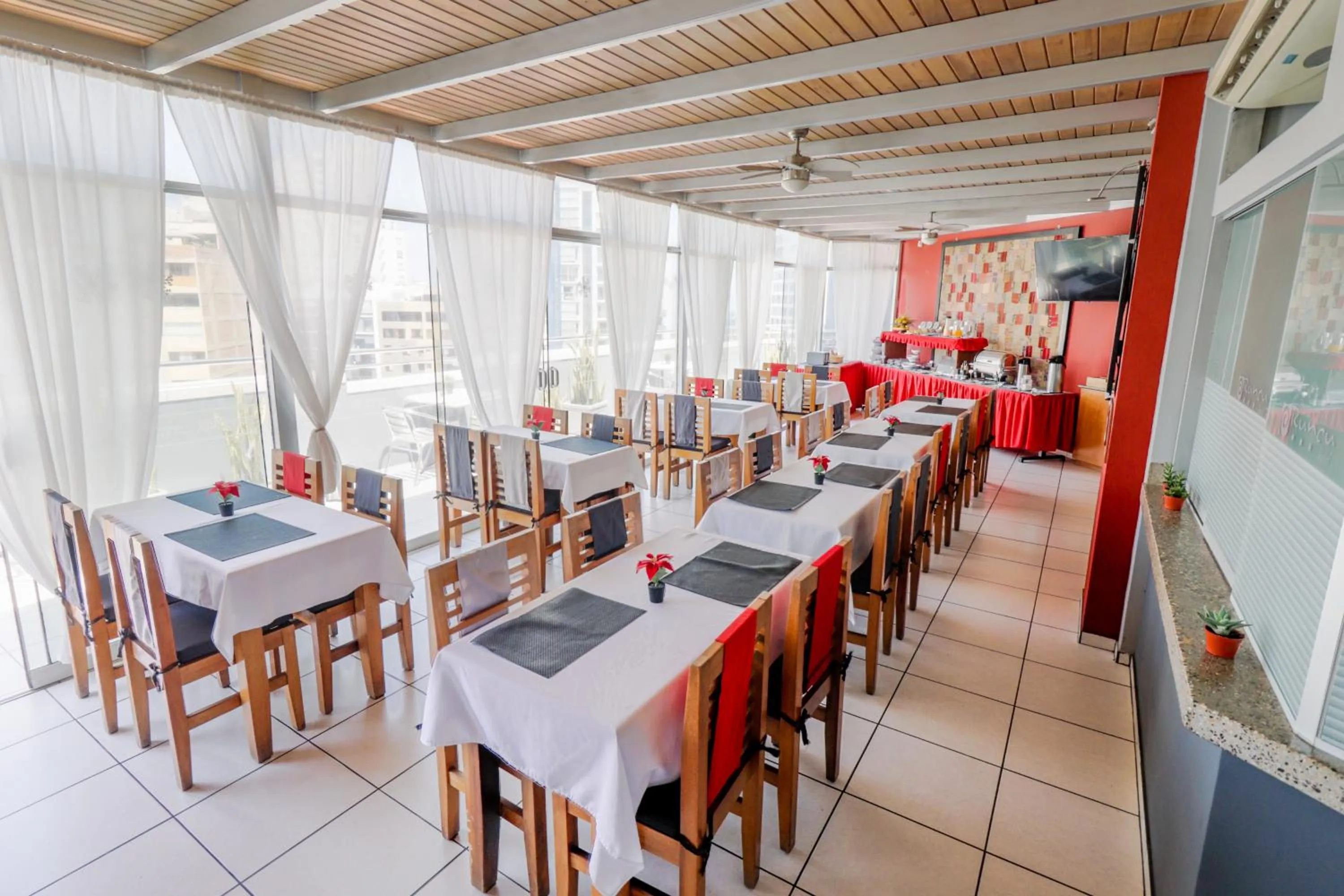 Dining area in Hotel Boutique Runcu Miraflores