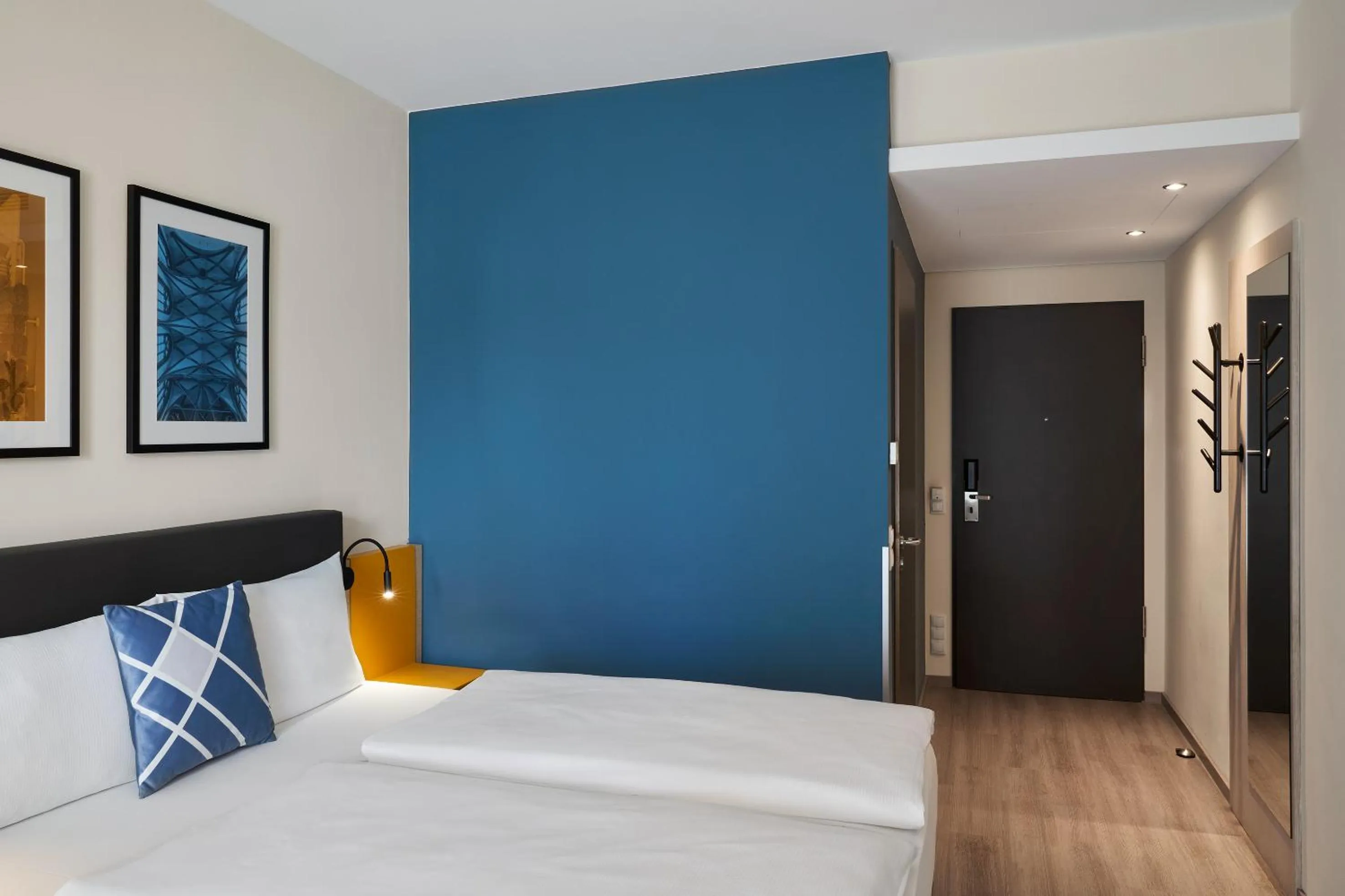 Photo of the whole room, Bed in Four Points Flex by Sheraton Koblenz