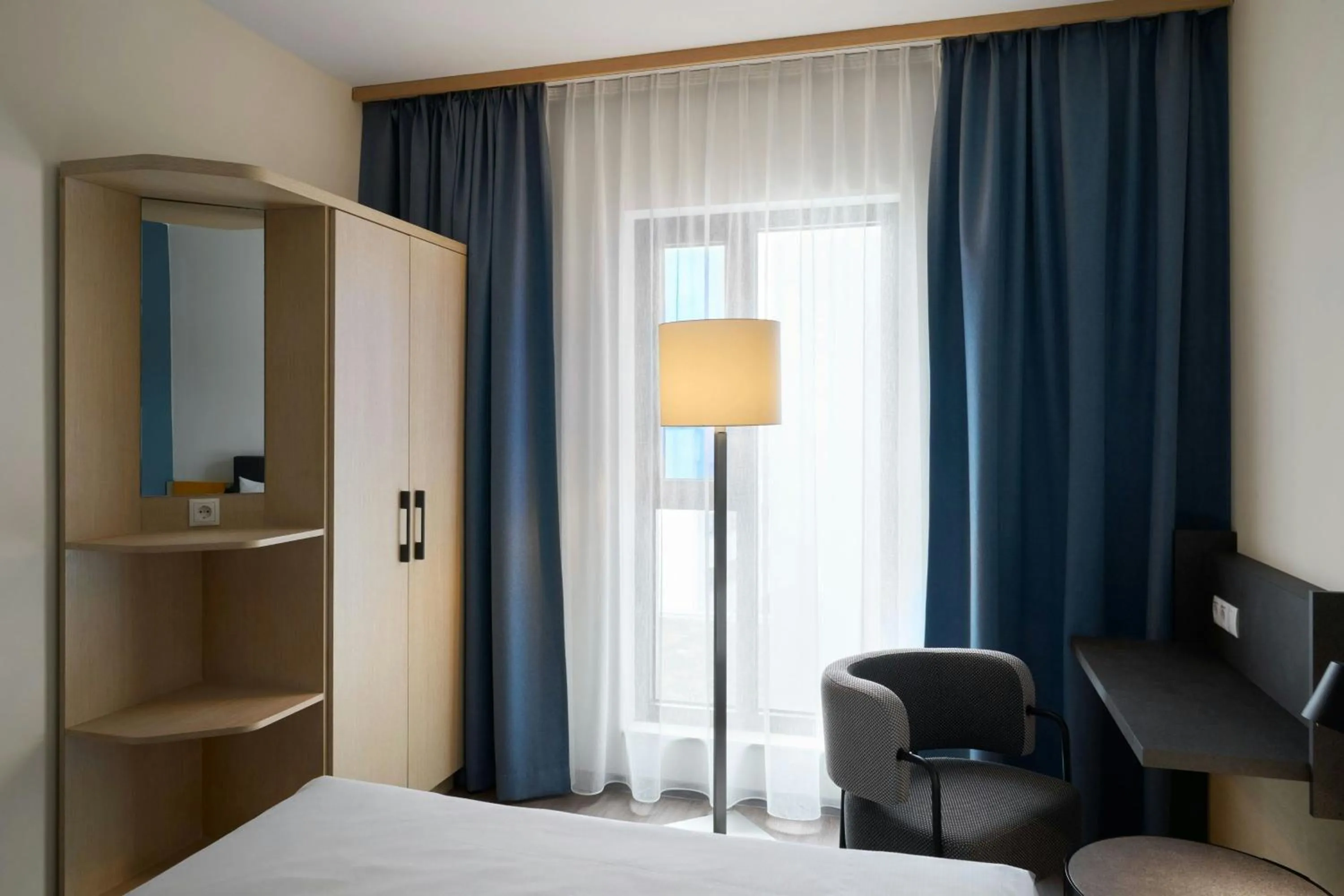 Photo of the whole room, Bed in Four Points Flex by Sheraton Koblenz
