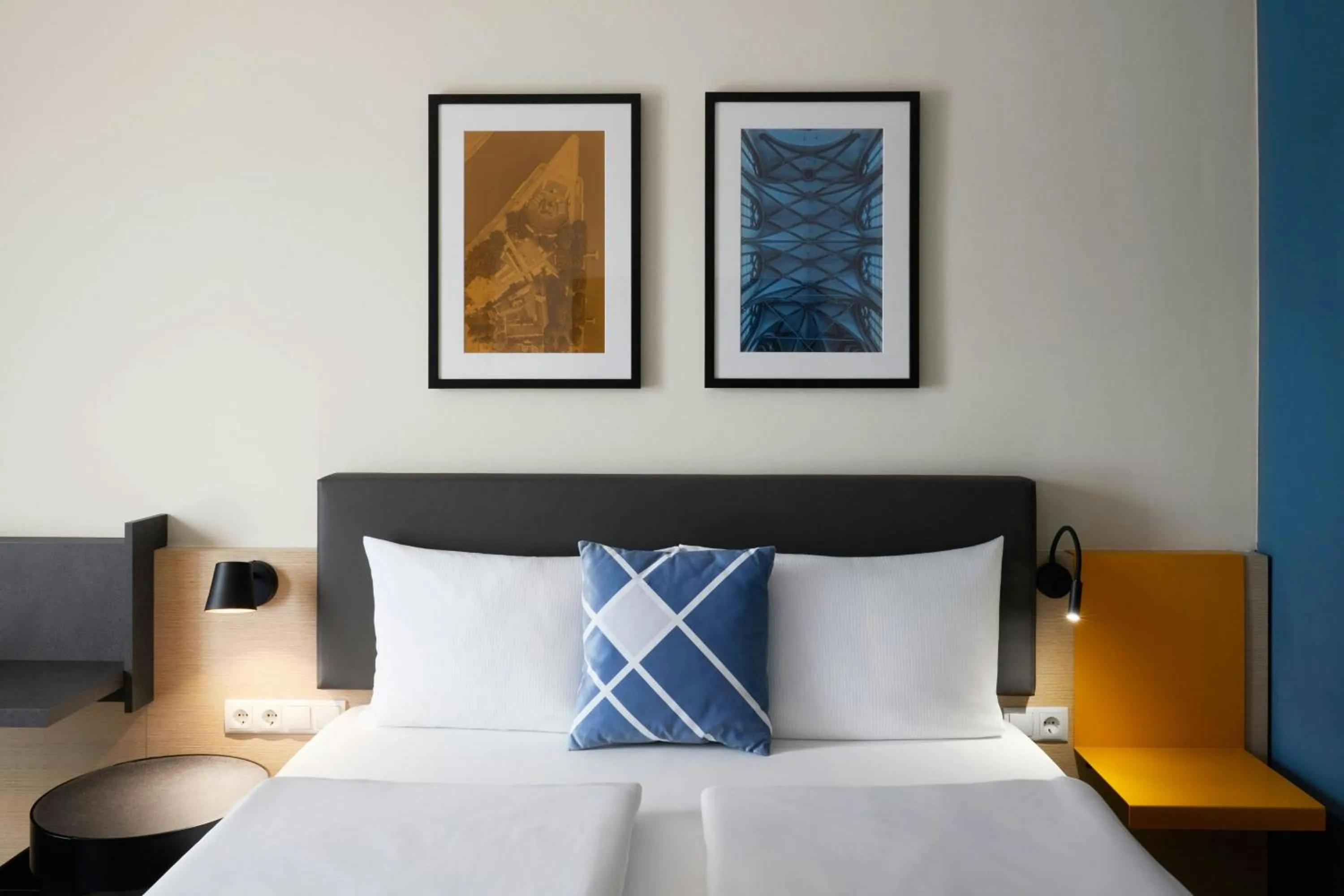 Photo of the whole room, Bed in Four Points Flex by Sheraton Koblenz