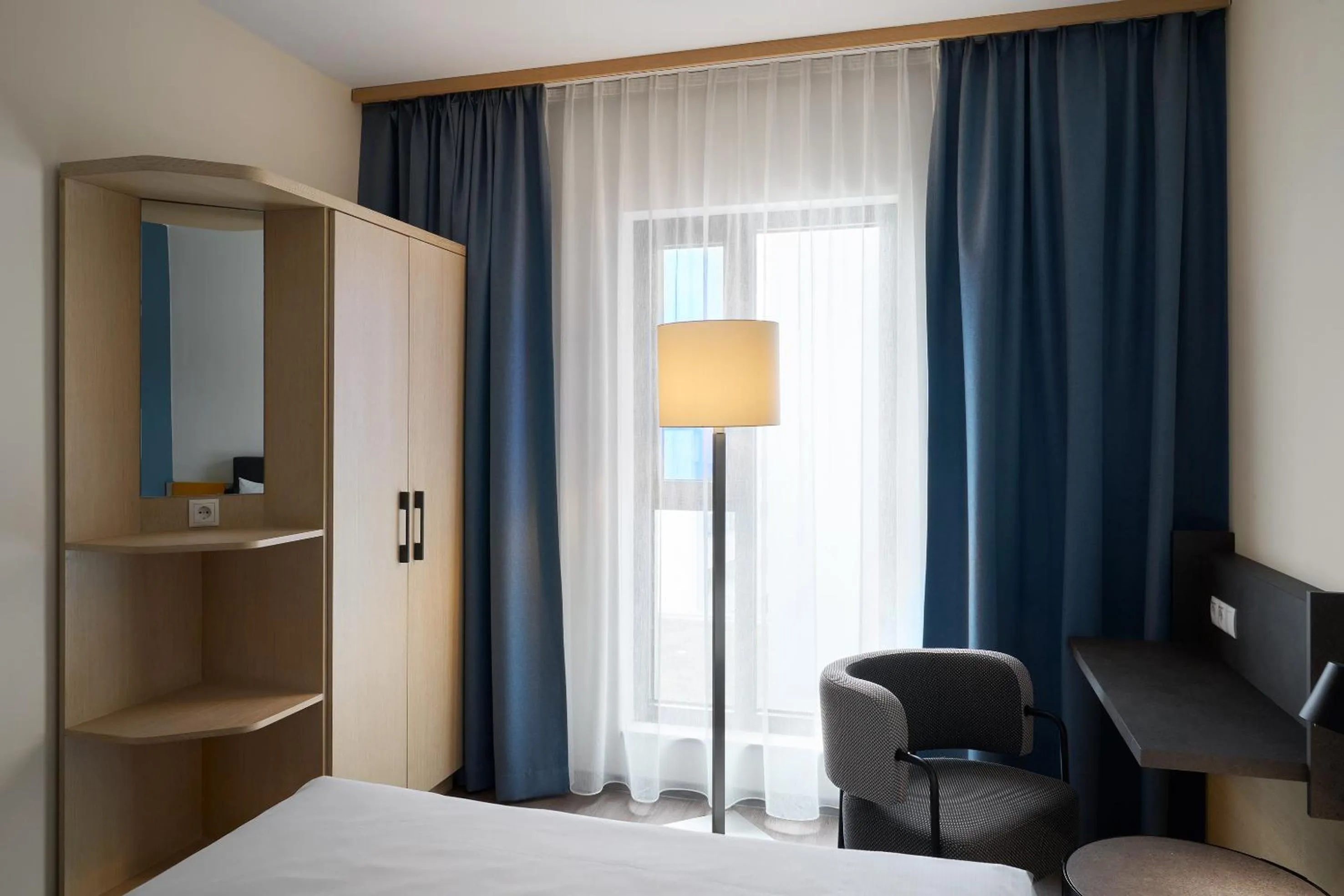 Photo of the whole room, Bed in Four Points Flex by Sheraton Koblenz