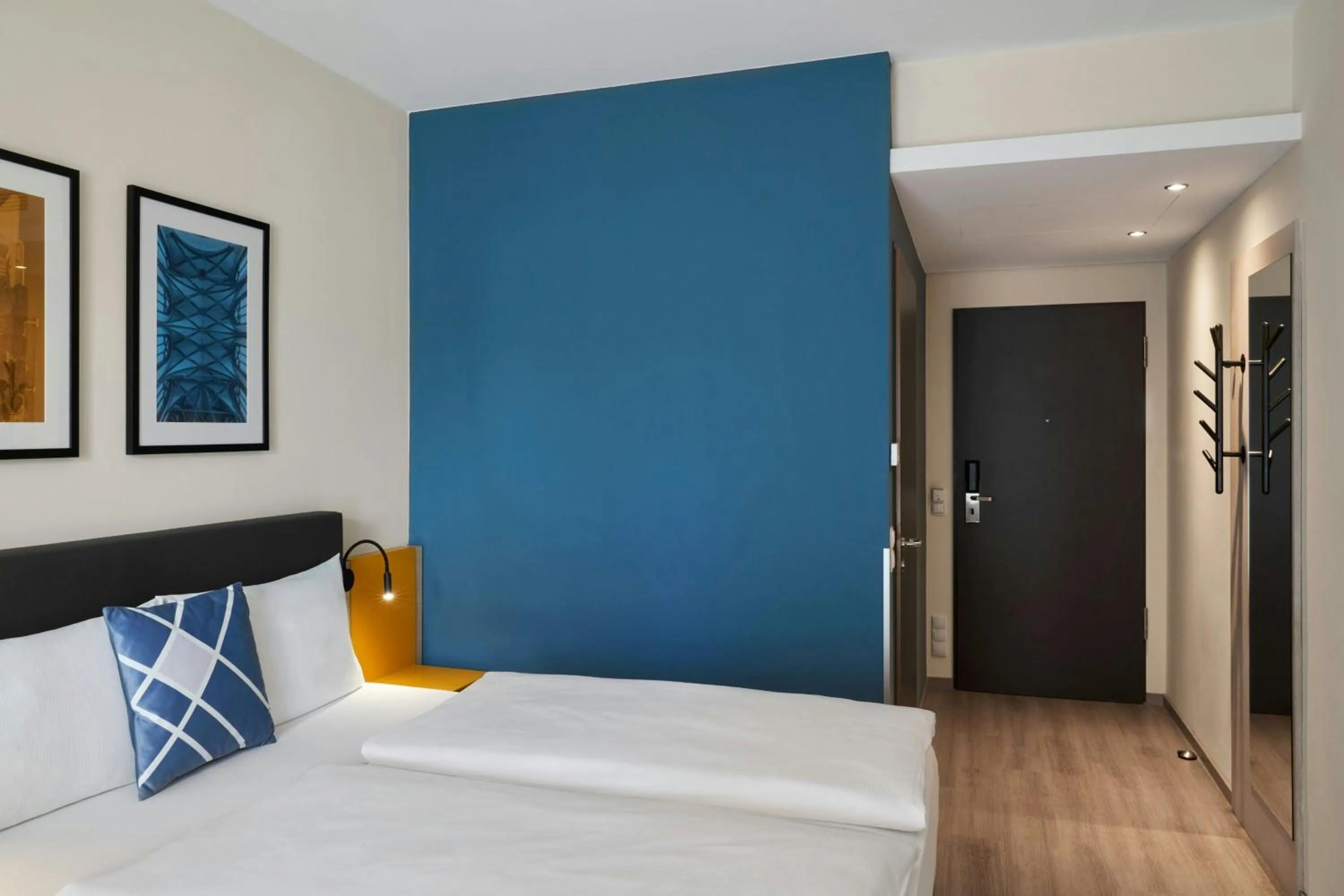 Photo of the whole room, Bed in Four Points Flex by Sheraton Koblenz