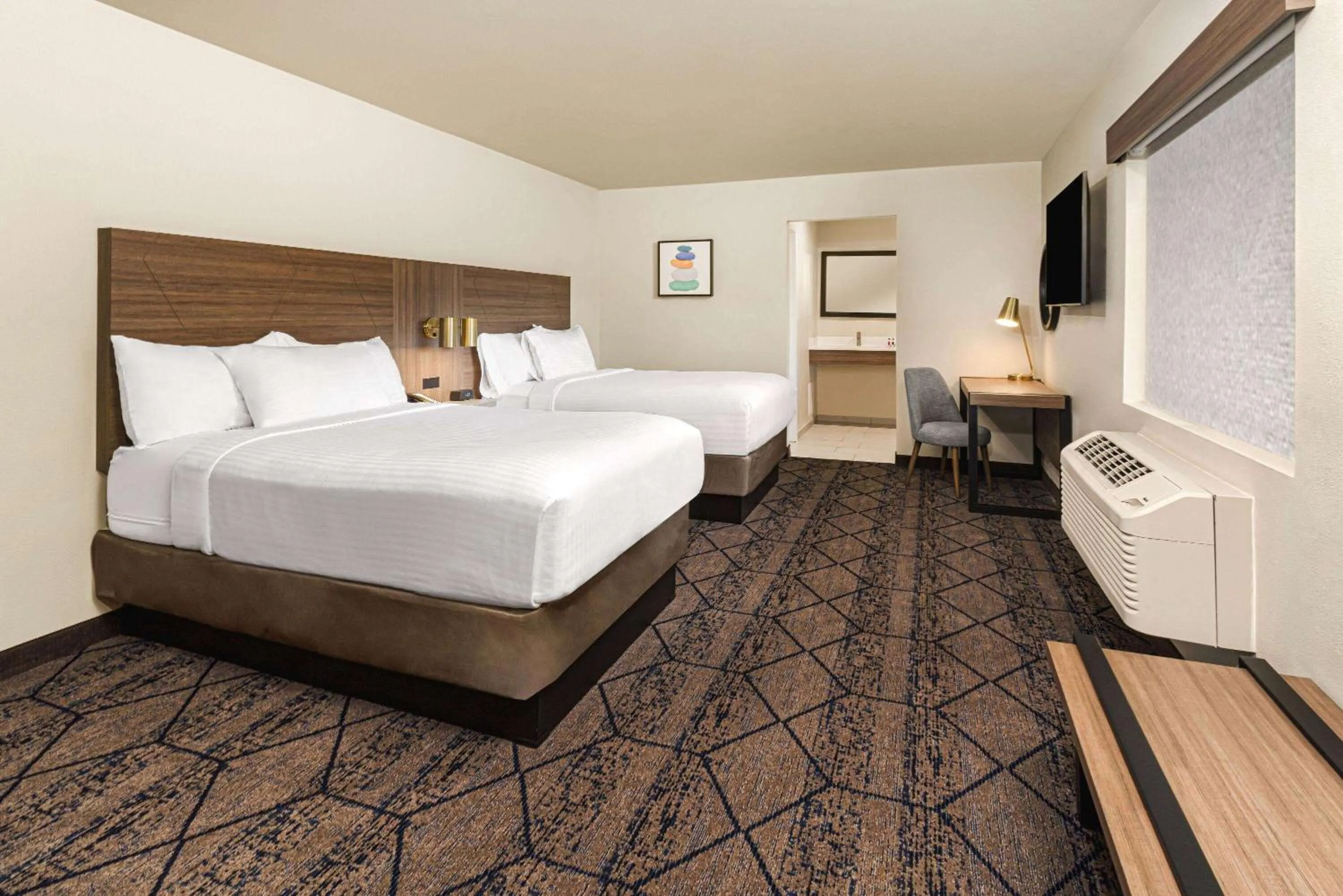 Photo of the whole room, Bed in Ramada by Wyndham Modesto Yosemite Area