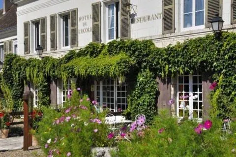 Patio, Property Building in Logis Hôtel Auberge De L'ecole