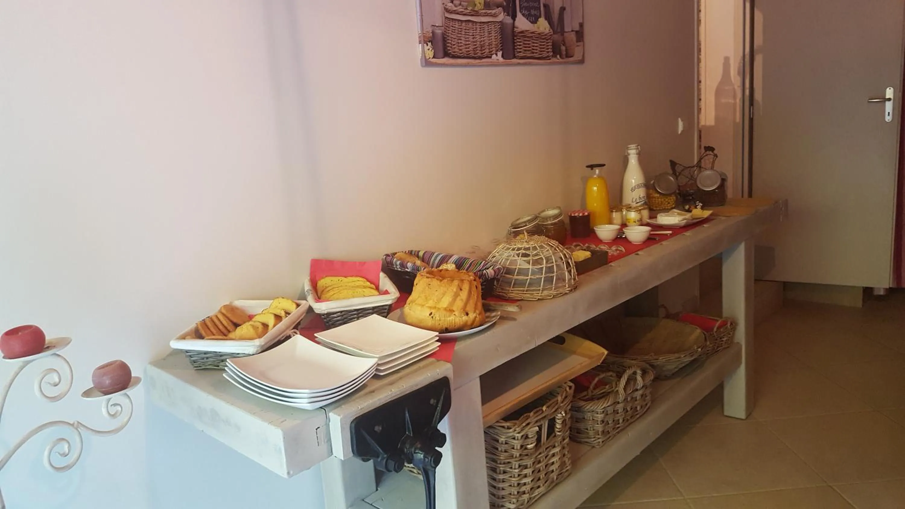 Continental breakfast in Clos des Morillons