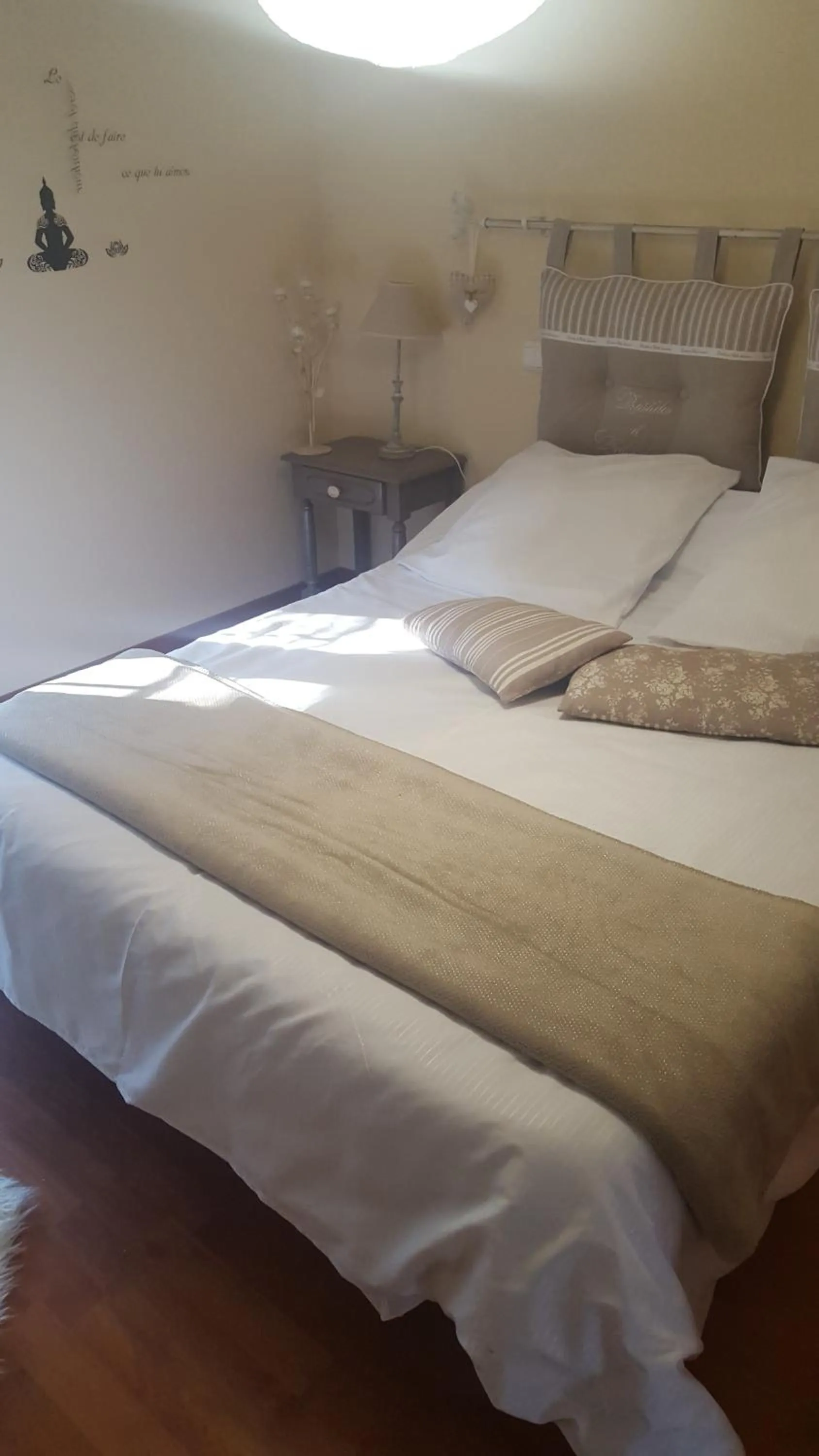 Photo of the whole room, Bed in Clos des Morillons