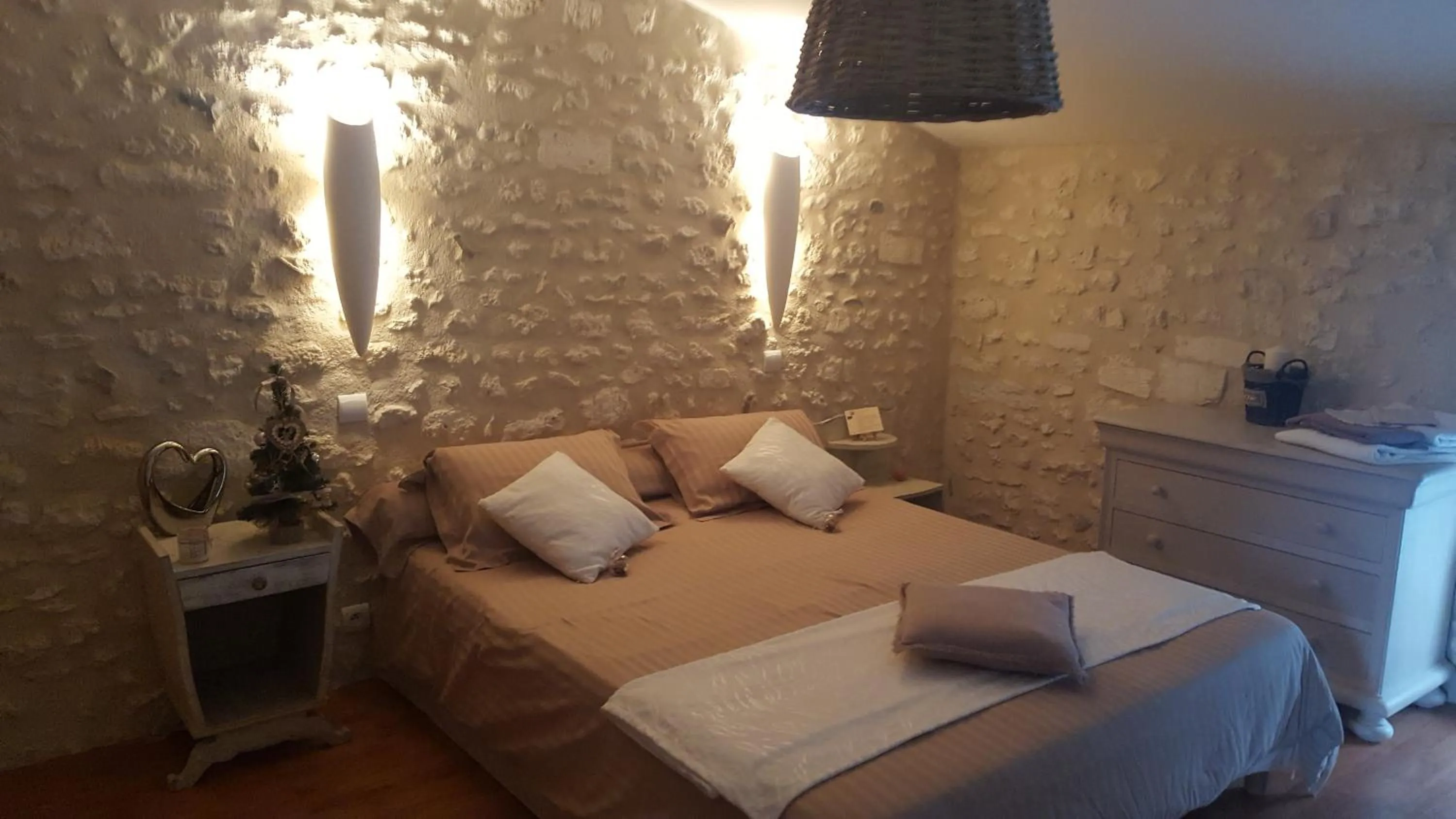 Photo of the whole room, Bed in Clos des Morillons