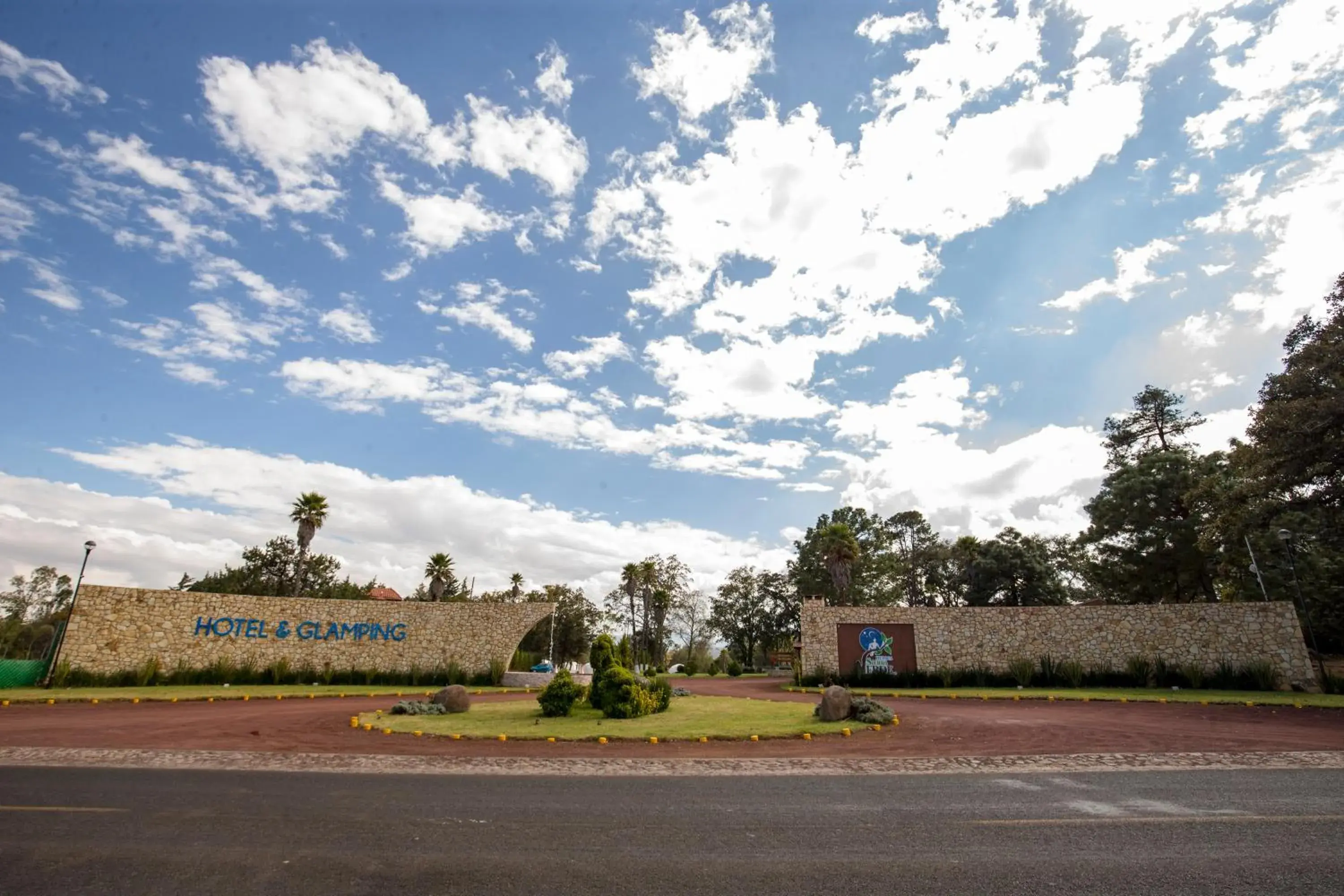 Facade/entrance in Hotel & Glamping Huasca Sierra Verde Facade/entrance in Hotel & Glamping Huasca Sierra Verde