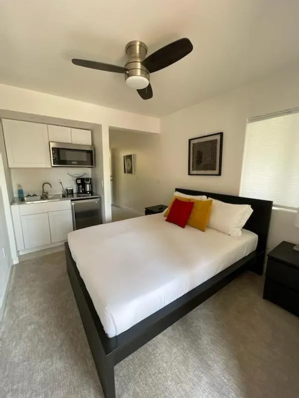 Bedroom, Bed in Green Mountain Falls Lodge