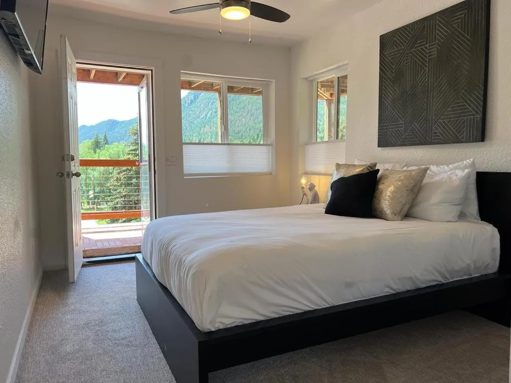 Bed in Green Mountain Falls Lodge