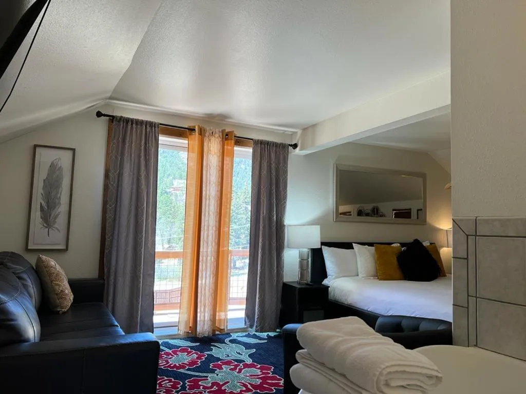 Bed in Green Mountain Falls Lodge