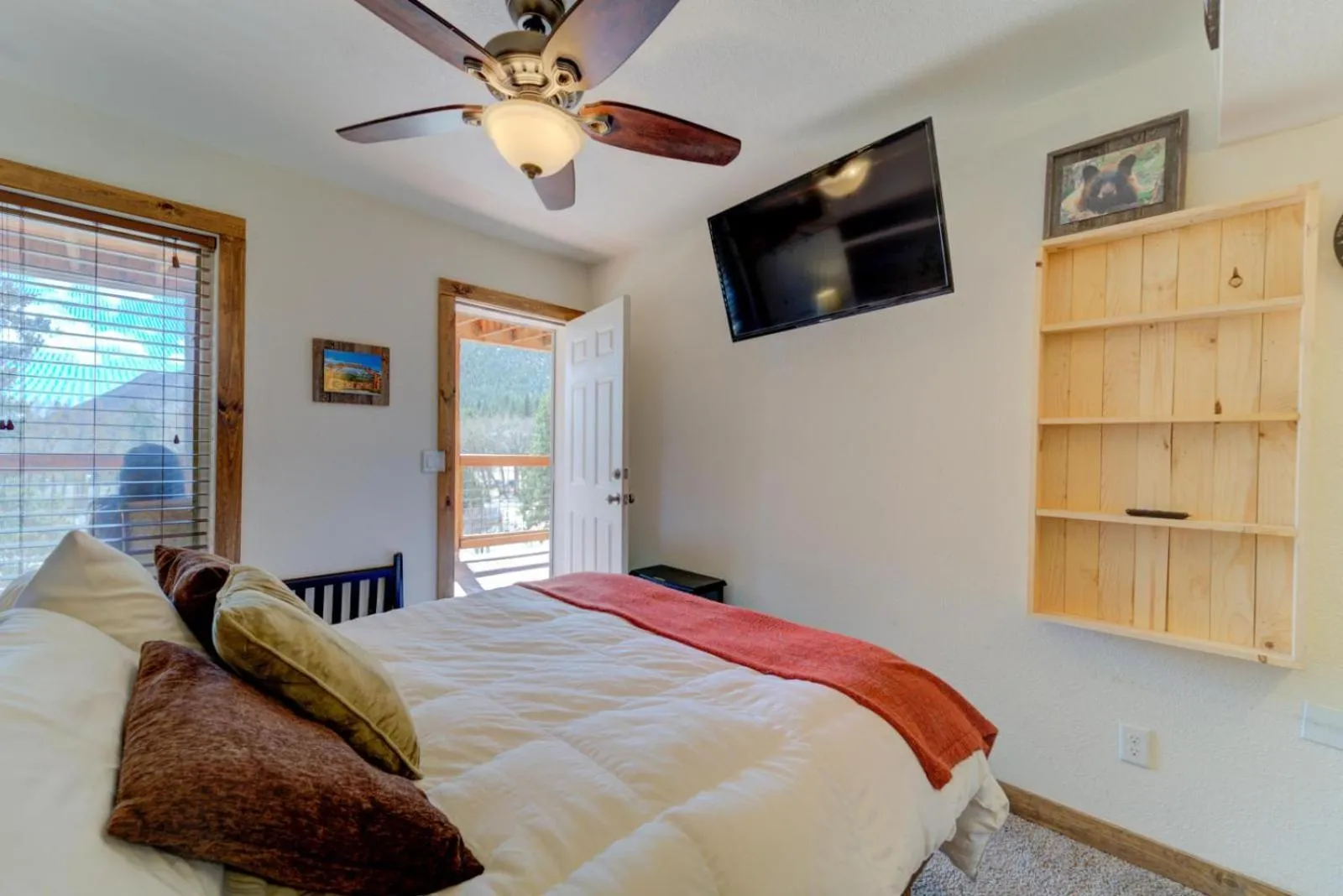 Bed in Green Mountain Falls Lodge