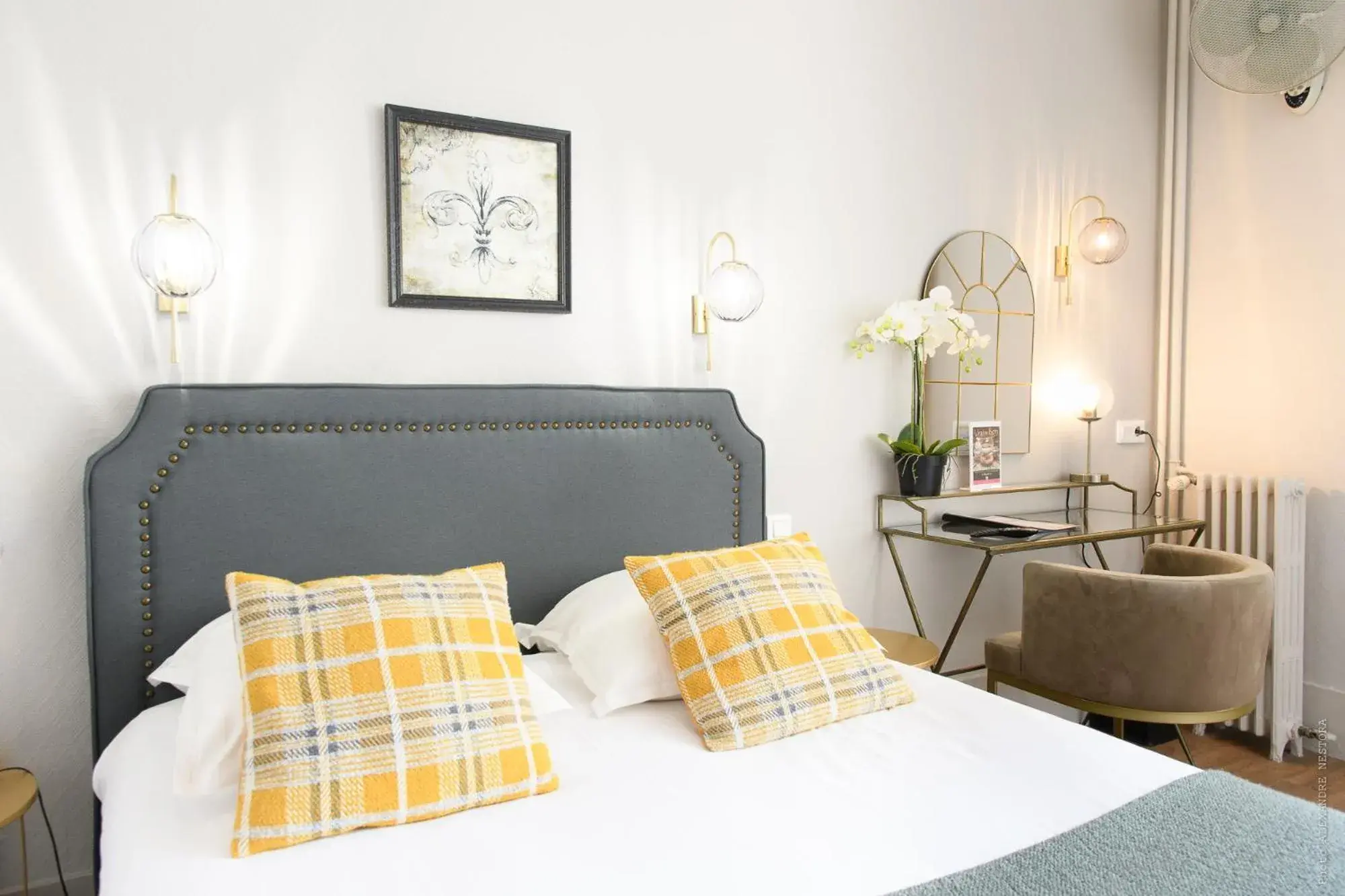 Photo of the whole room, Bed in A l'Hôtel Des Roys Photo of the whole room, Bed in A l'Hôtel Des Roys