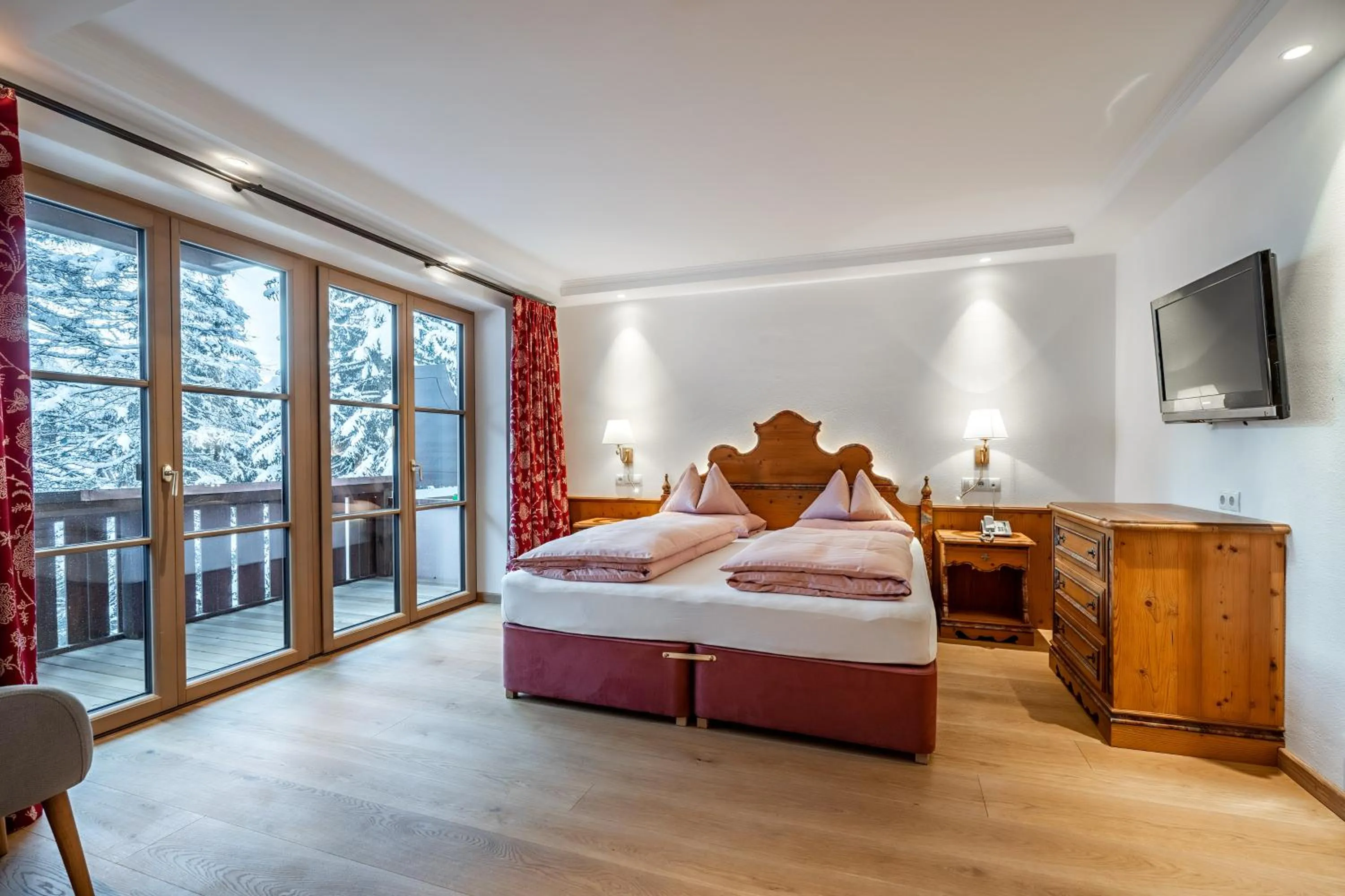 Photo of the whole room, Bed in Hotel Lech & Residenz Chesa Rosa