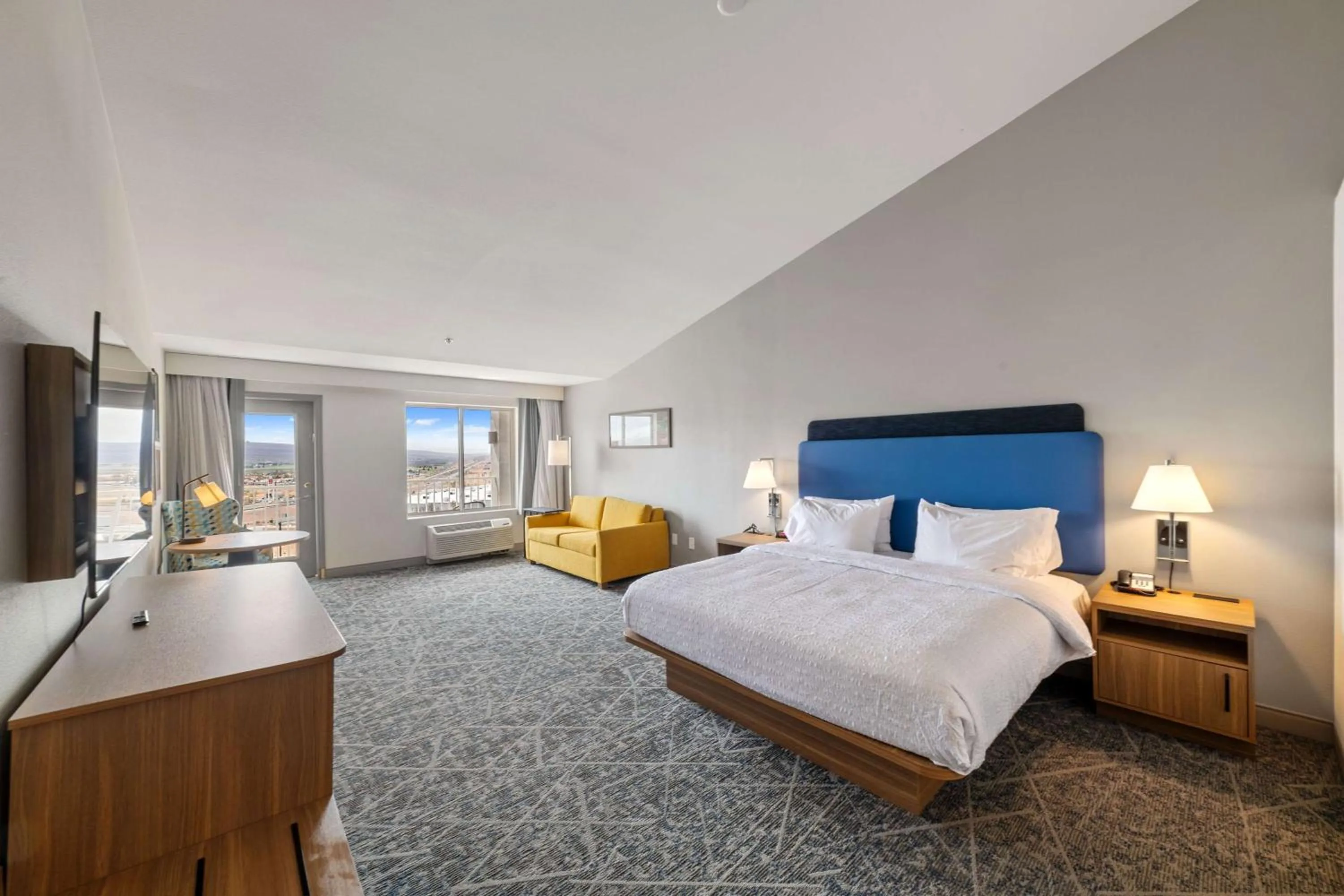 Bed in Hampton Inn & Suites by Hilton Mesquite