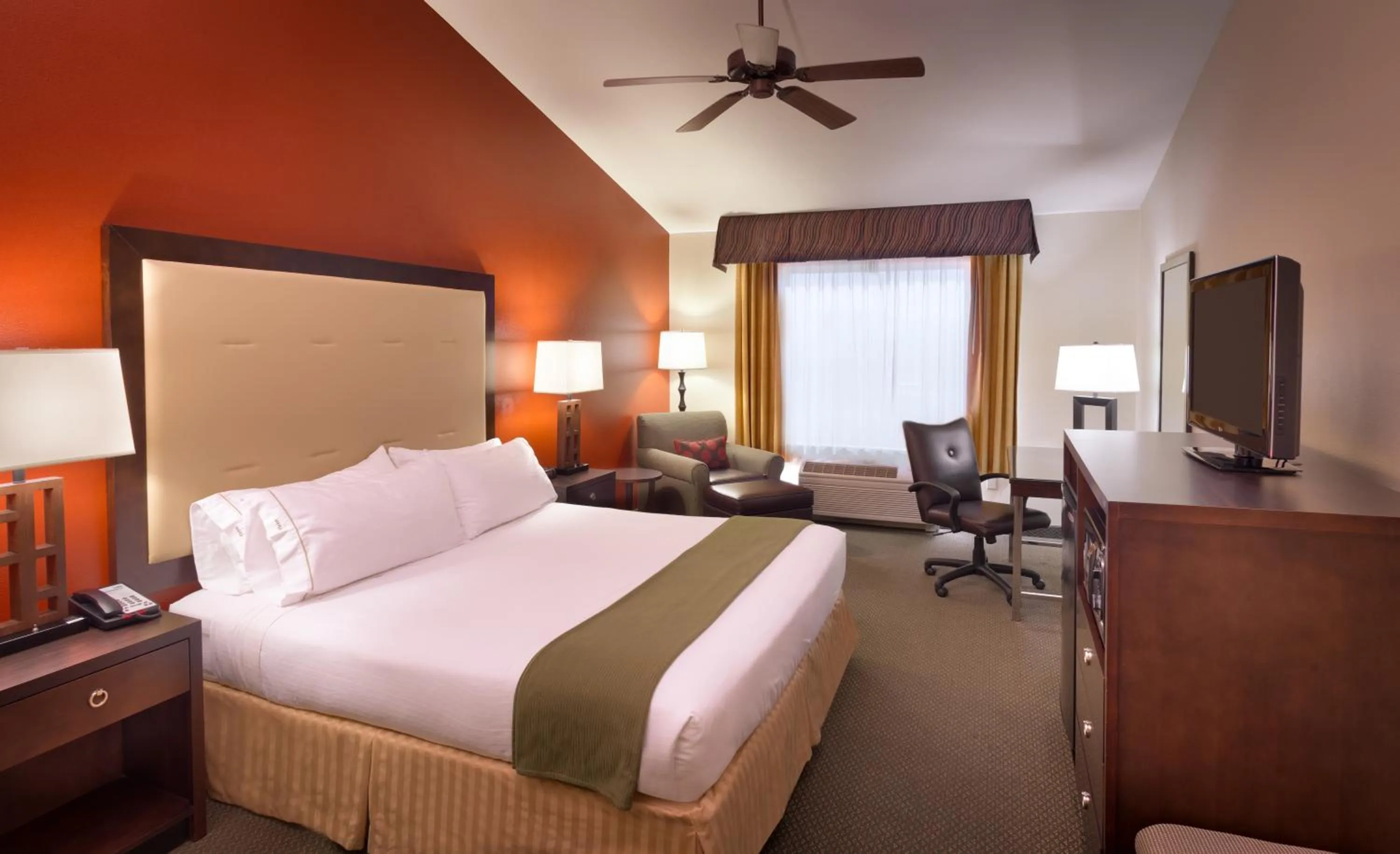 Bedroom, Bed in Holiday Inn Express & Suites Mesquite Nevada, an IHG Hotel