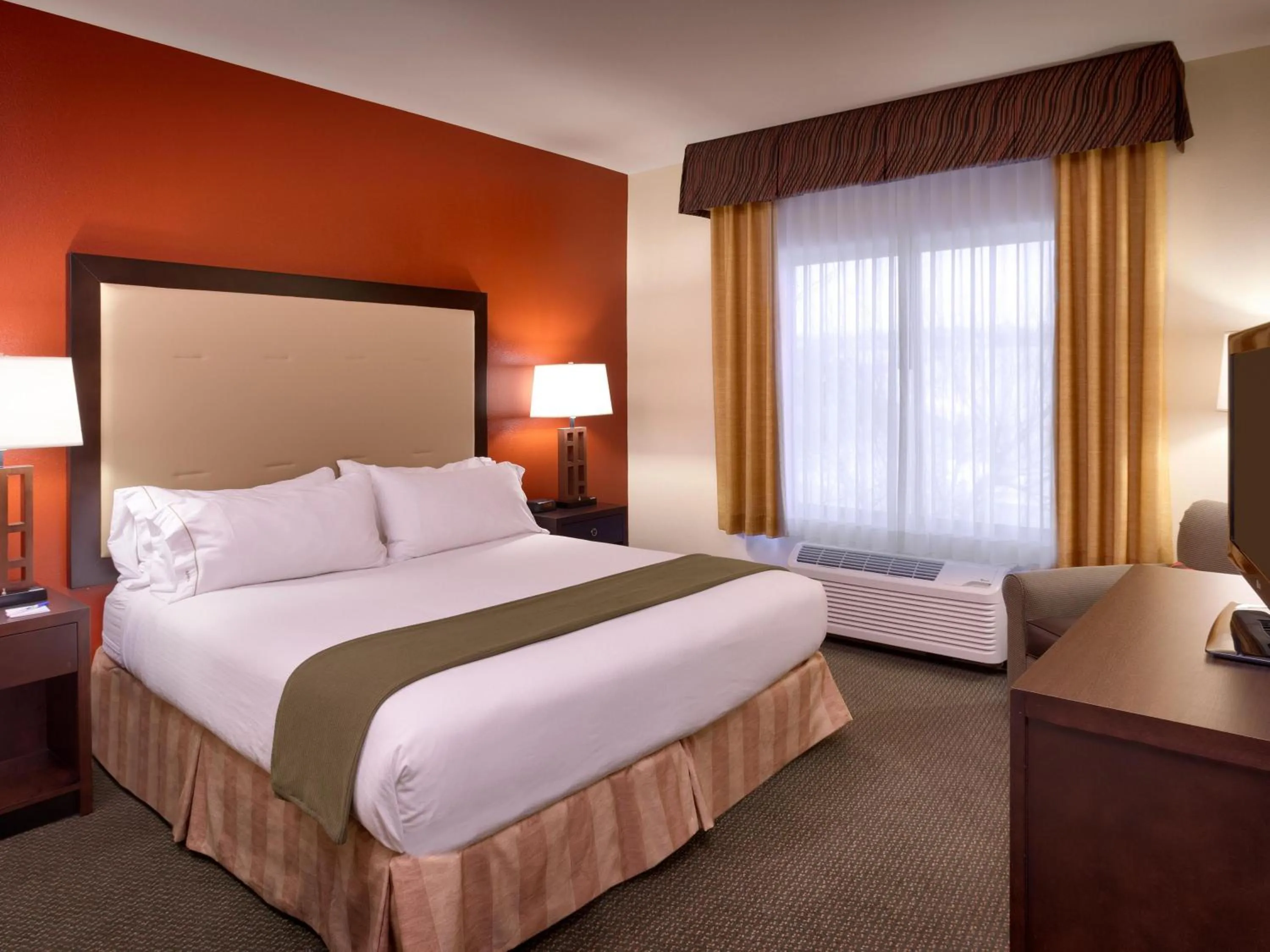 Bedroom, Bed in Holiday Inn Express & Suites Mesquite Nevada, an IHG Hotel