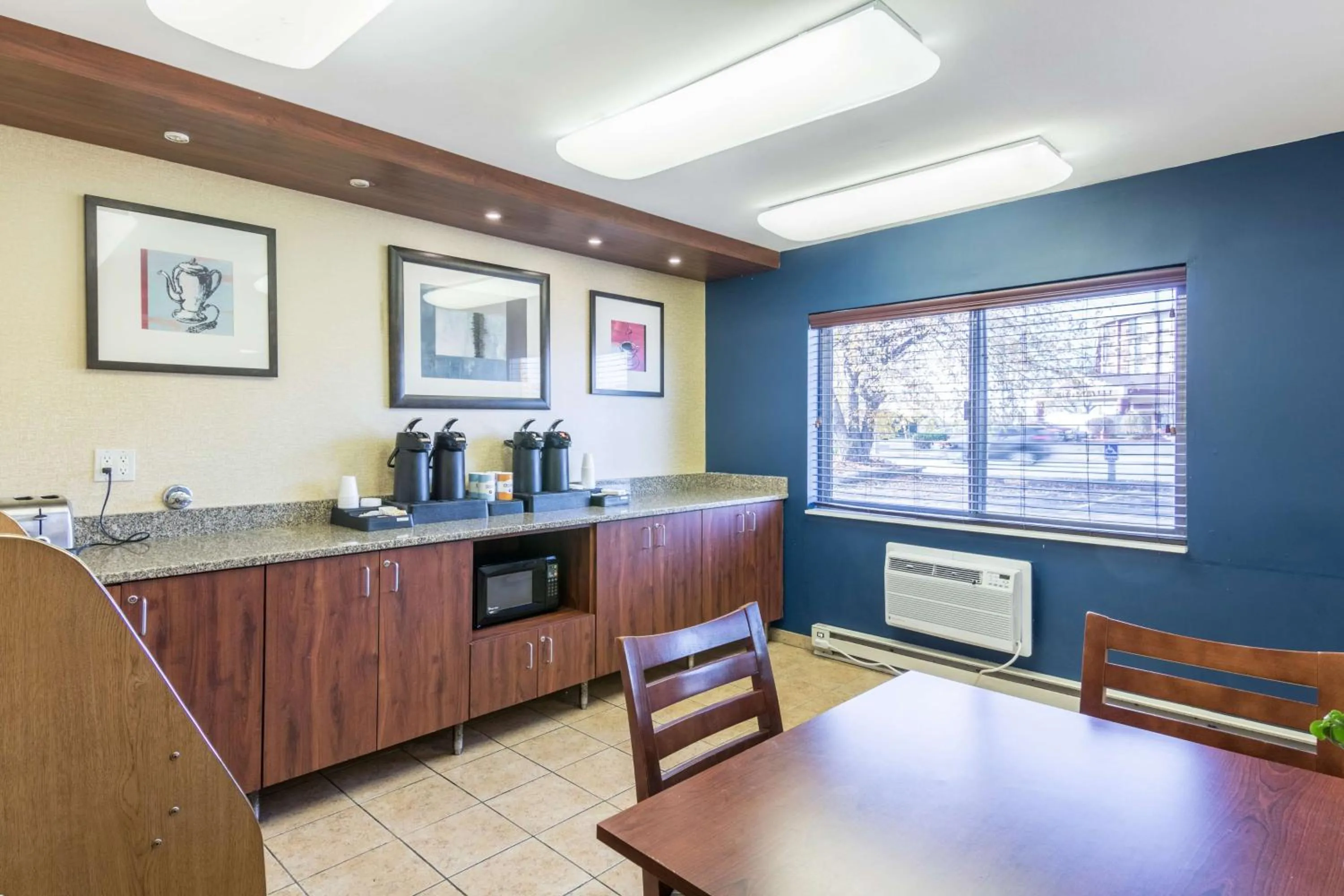 Property building in Motel 6-Eau Claire, WI