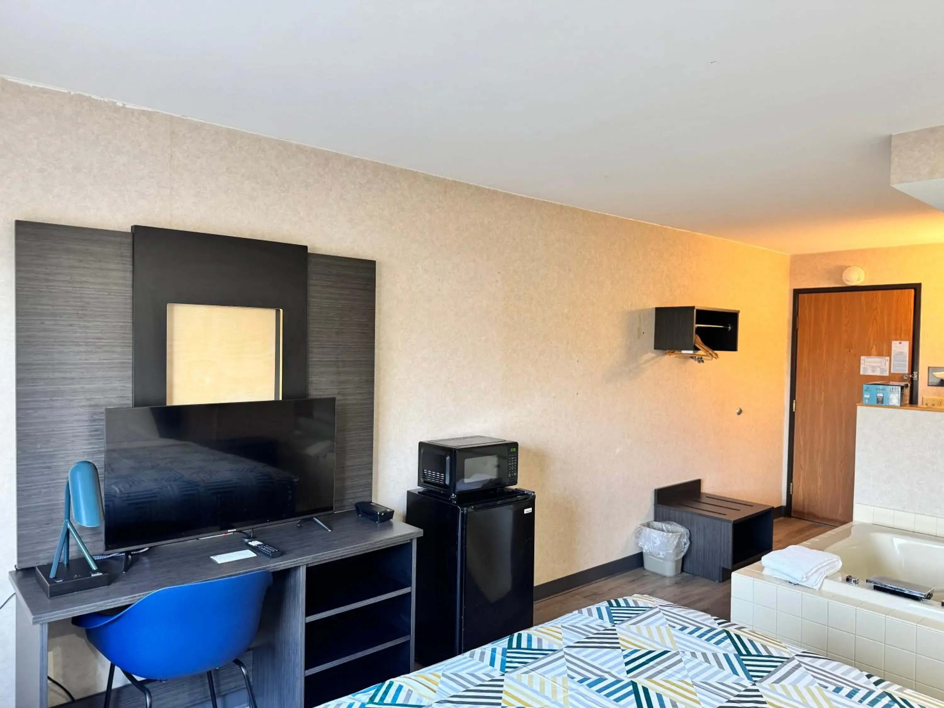 Bedroom, Bed in Motel 6-Eau Claire, WI Bedroom, Bed in Motel 6-Eau Claire, WI