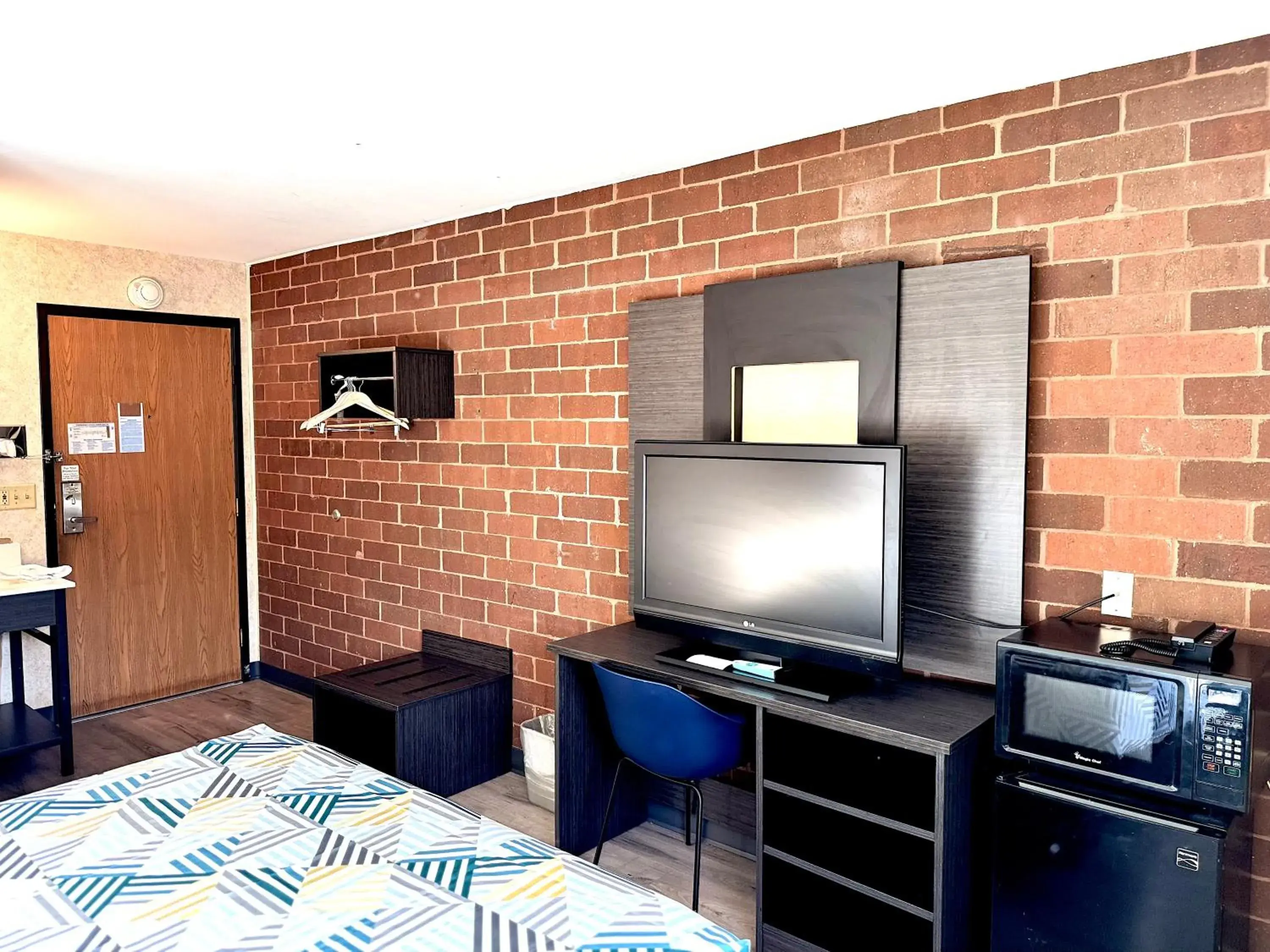 Bedroom, Bed in Motel 6-Eau Claire, WI Bedroom, Bed in Motel 6-Eau Claire, WI