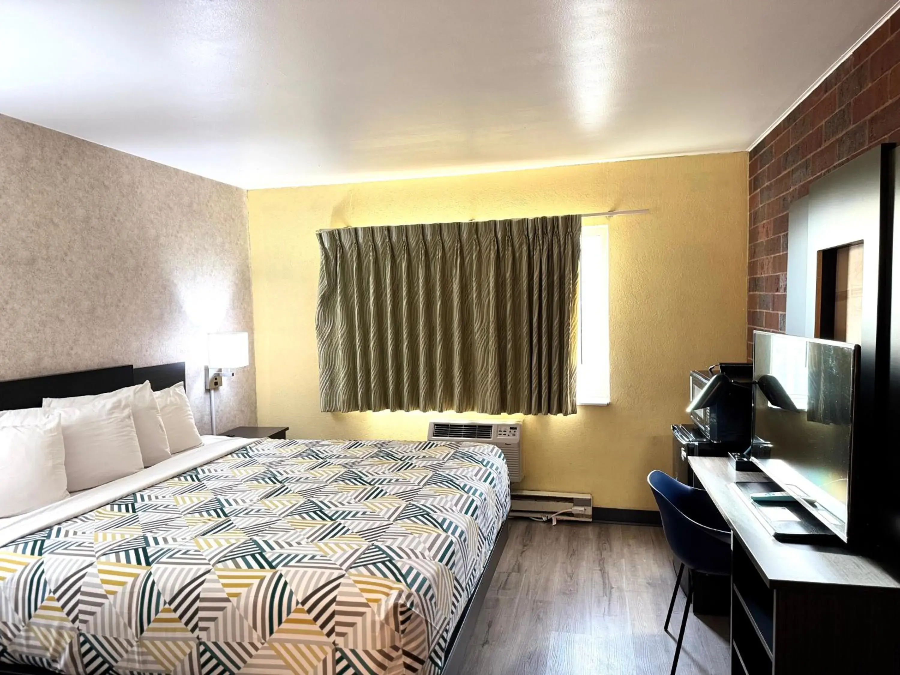 Bedroom, Bed in Motel 6-Eau Claire, WI Bedroom, Bed in Motel 6-Eau Claire, WI