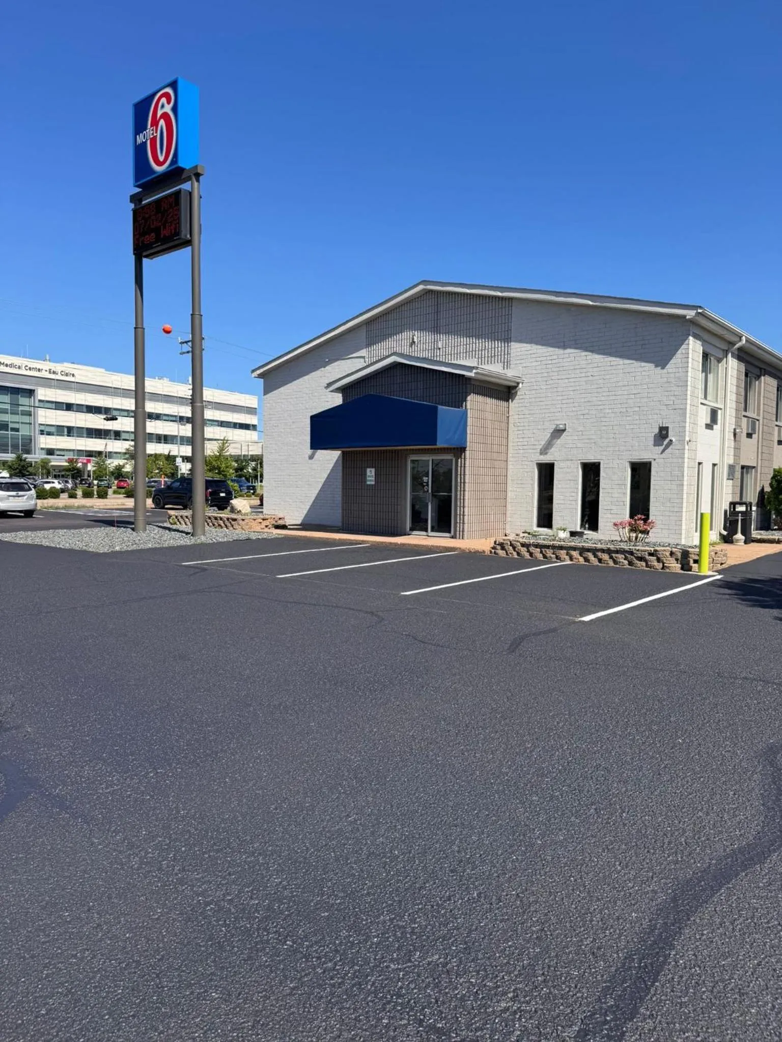 Property building in Motel 6-Eau Claire, WI