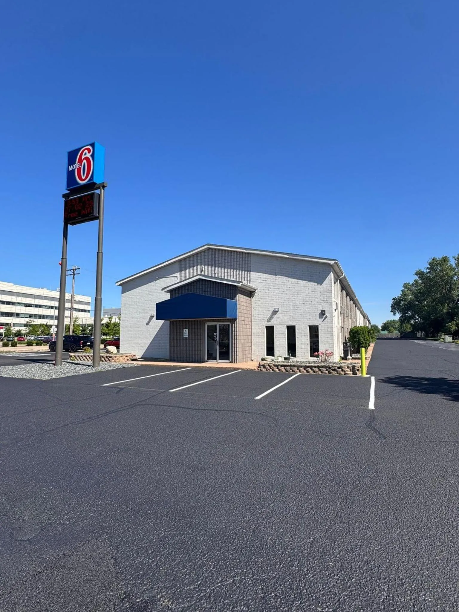 Property building in Motel 6-Eau Claire, WI