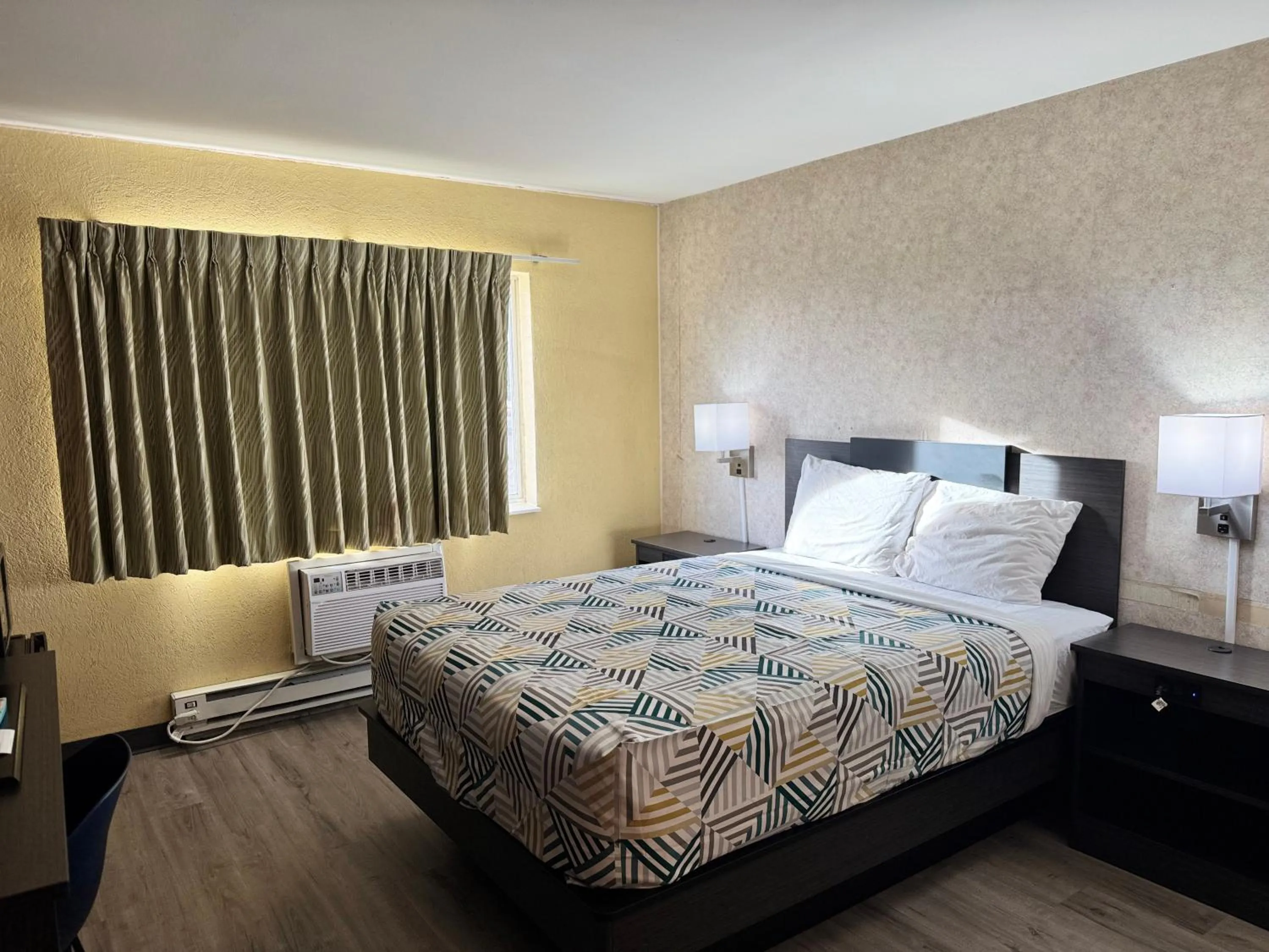 Bathroom, Bed in Motel 6-Eau Claire, WI