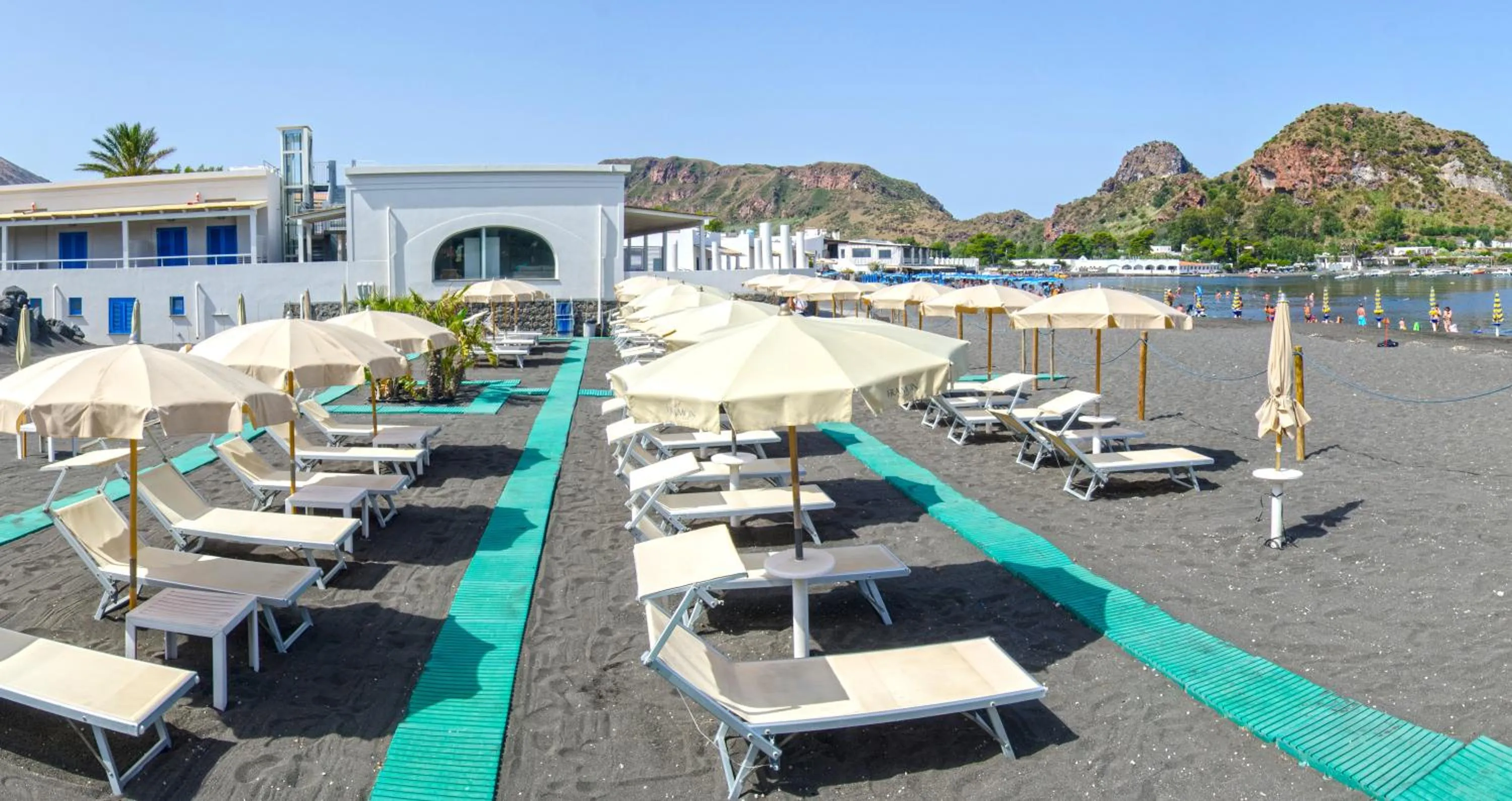 Property building in Les Sables Noirs & Spa