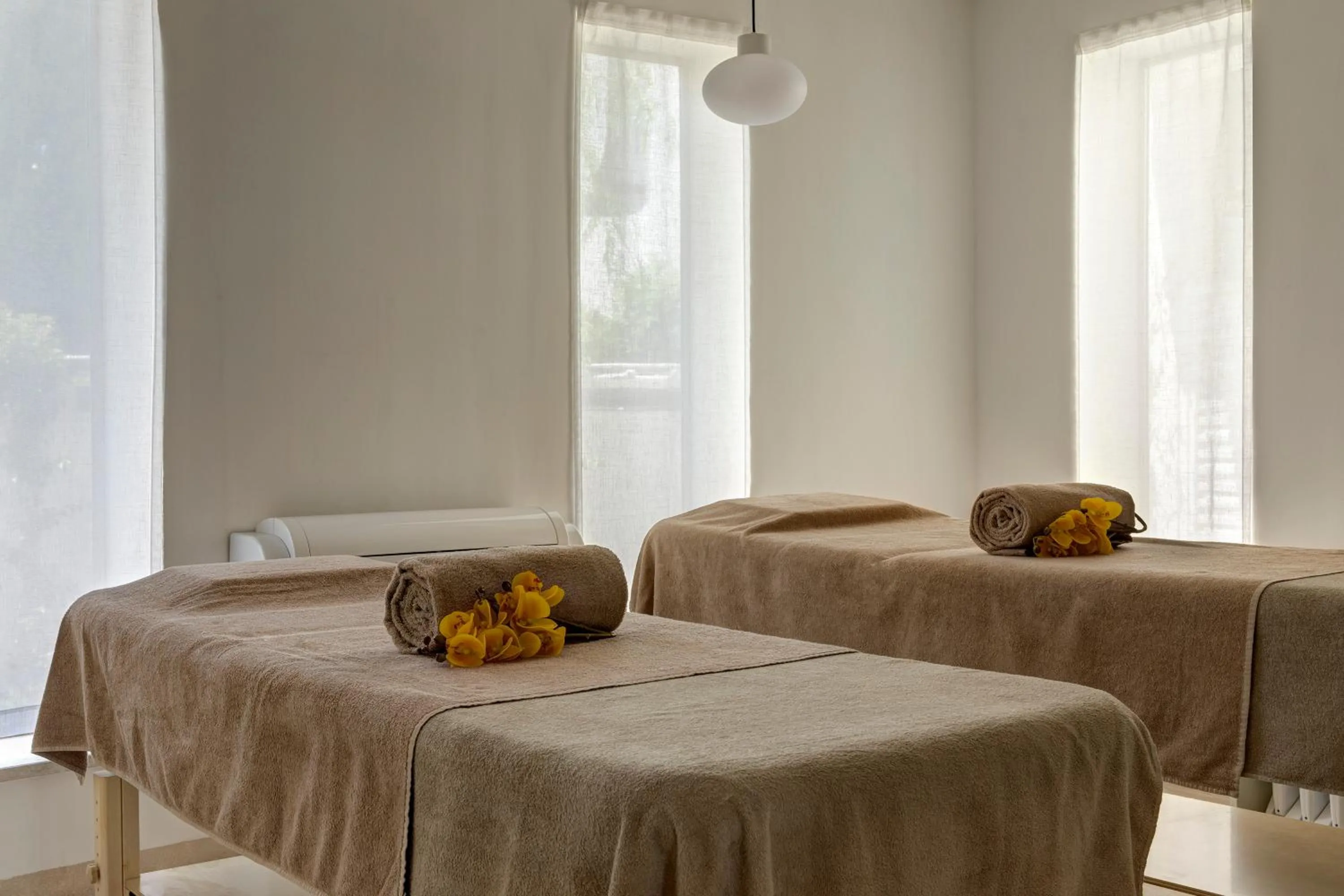 Massage, Bed in Les Sables Noirs & Spa